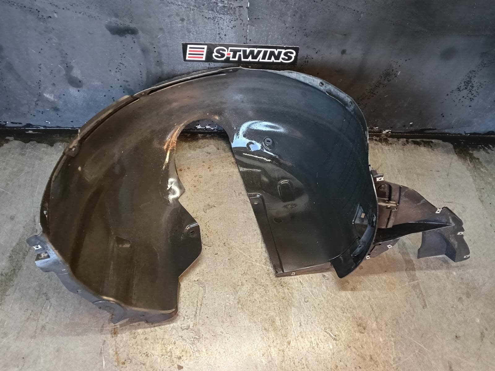 Used auto part listing image: 2017 VOLKSWAGEN TIGUAN RIGHT GUARD LINER 5NA, FRONT, 06/16-02/24 0000399616