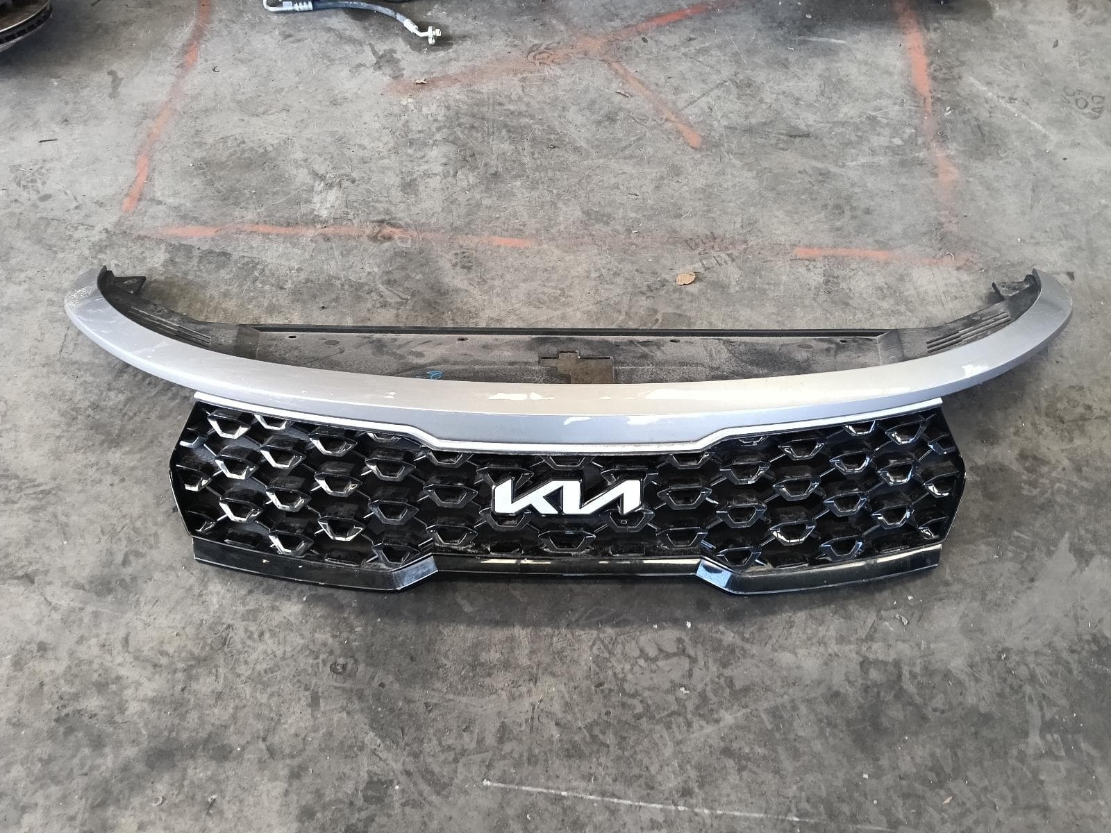 Used auto part listing image: 2023 KIA SORENTO GRILLE MQ4, RADIATOR GRILLE, W/ NEW KIA EMBLEM, NON CAMERA TYPE, 02/21-09/23 0000423280
