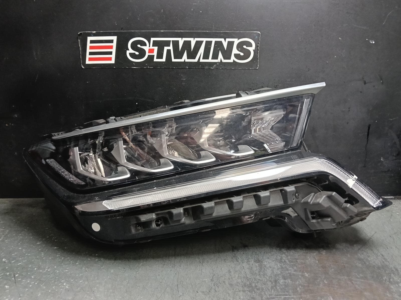 Used auto part listing image: 2023 KIA SORENTO RIGHT HEADLAMP MQ4, W/ LED TYPE, 02/20-09/23 0000423143