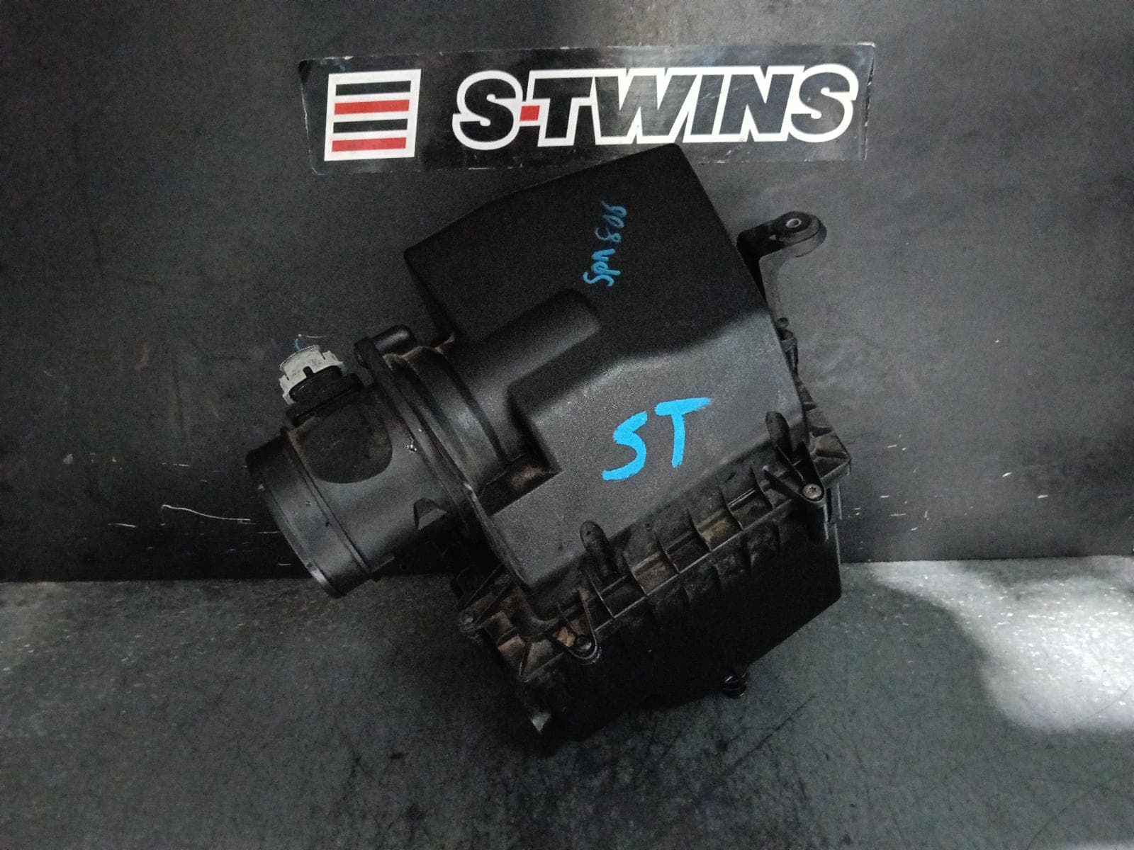 Used auto part listing image: 2018 LAND ROVER RANGEROVER VELAR AIR CLEANER BOX L560, AIR CLEANER, DIESEL, 2.0, 05/17- 0000403098