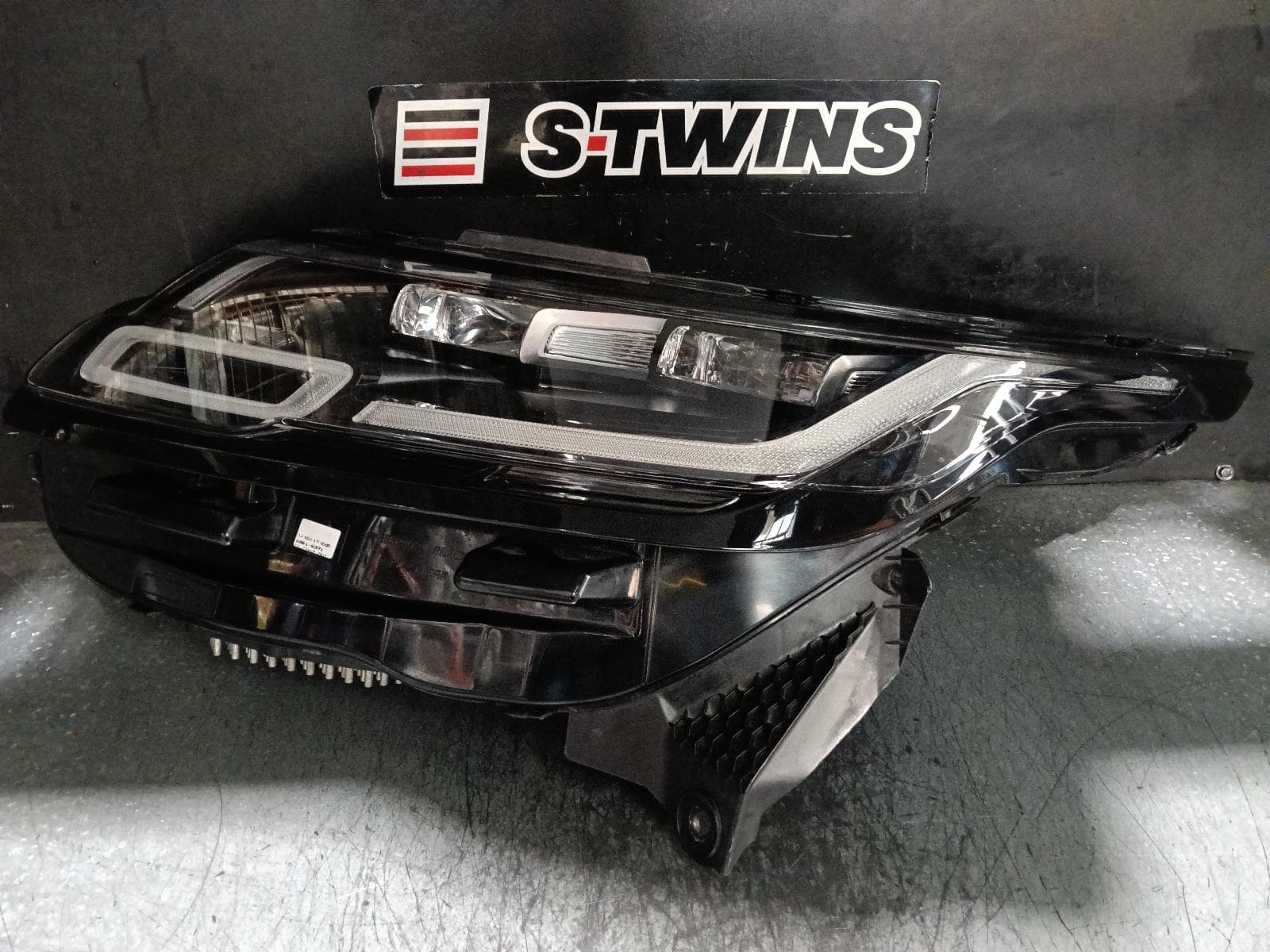 Used auto part listing image: 2018 LAND ROVER RANGEROVER VELAR LEFT HEADLAMP L560, W/ LASER LED TYPE, W/ DAYTIME RUNNIGN LAMP, 05/17-12/19 0000403094