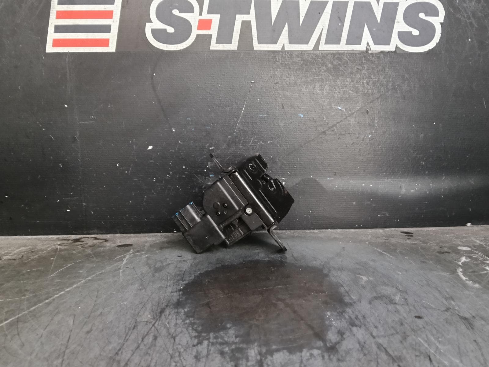 Used auto part listing image: 2013 HOLDEN CAPTIVA DOOR BOOT GATE LOCK TAILGATE LOCK, CAPTIVA 7, CG, 01/11-12/13 0000399320