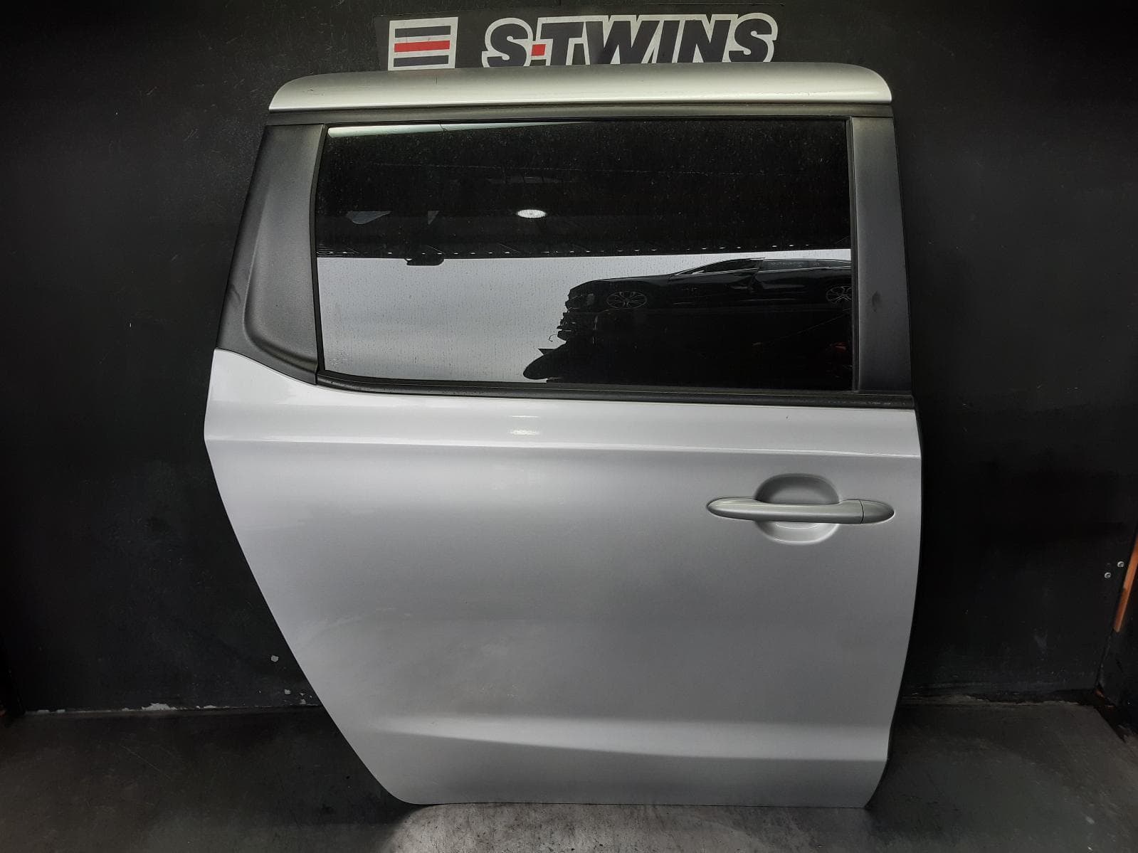 Used auto part listing image: 2018 KIA CARNIVAL/GRAND CARNIVAL RIGHT REAR DOOR SLIDING YP, MANUAL SLIDING TYPE, 12/14-10/20 0000400404