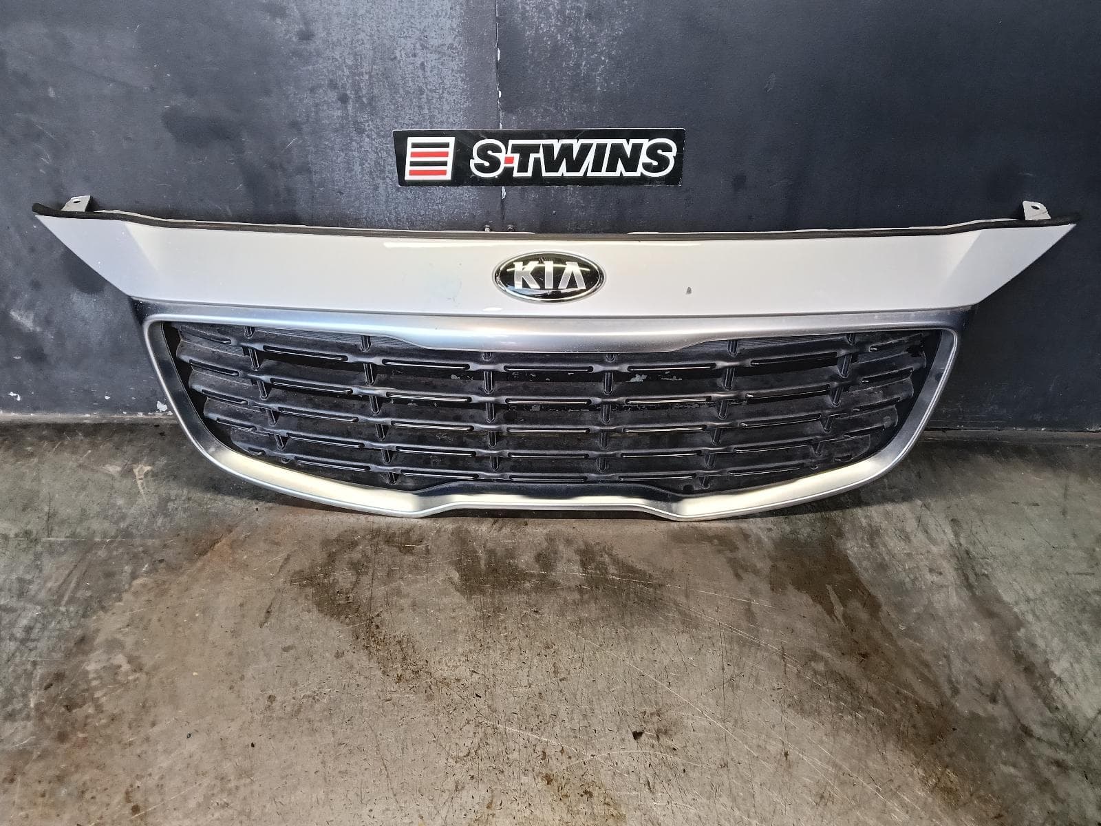 Used auto part listing image: 2018 KIA CARNIVAL/GRAND CARNIVAL GRILLE RADIATOR GRILLE, P/N 86532A9000, YP, S/Si/SLi, BLACK BAR TYPE, 12/14-02/18 0000400594