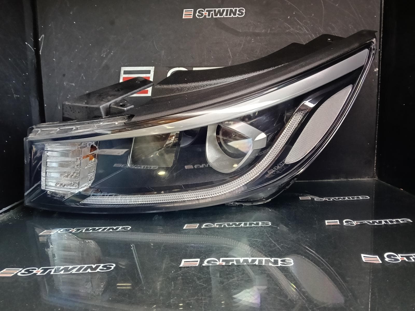 Used auto part listing image: 2018 KIA CARNIVAL/GRAND CARNIVAL LEFT HEADLAMP YP, S, HALOGEN TYPE, 12/14-02/18 0000400626