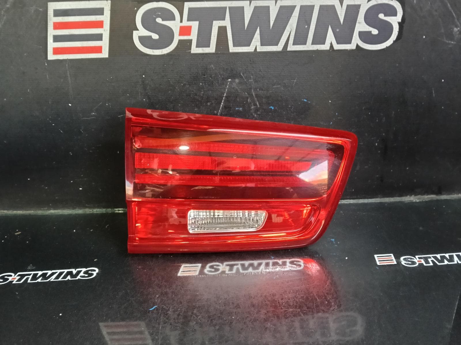 Used auto part listing image: 2018 KIA CARNIVAL/GRAND CARNIVAL REAR GARNISH TAILGATE LAMP (LH SIDE), NON LED TYPE, YP, 03/18-10/20 0000400608