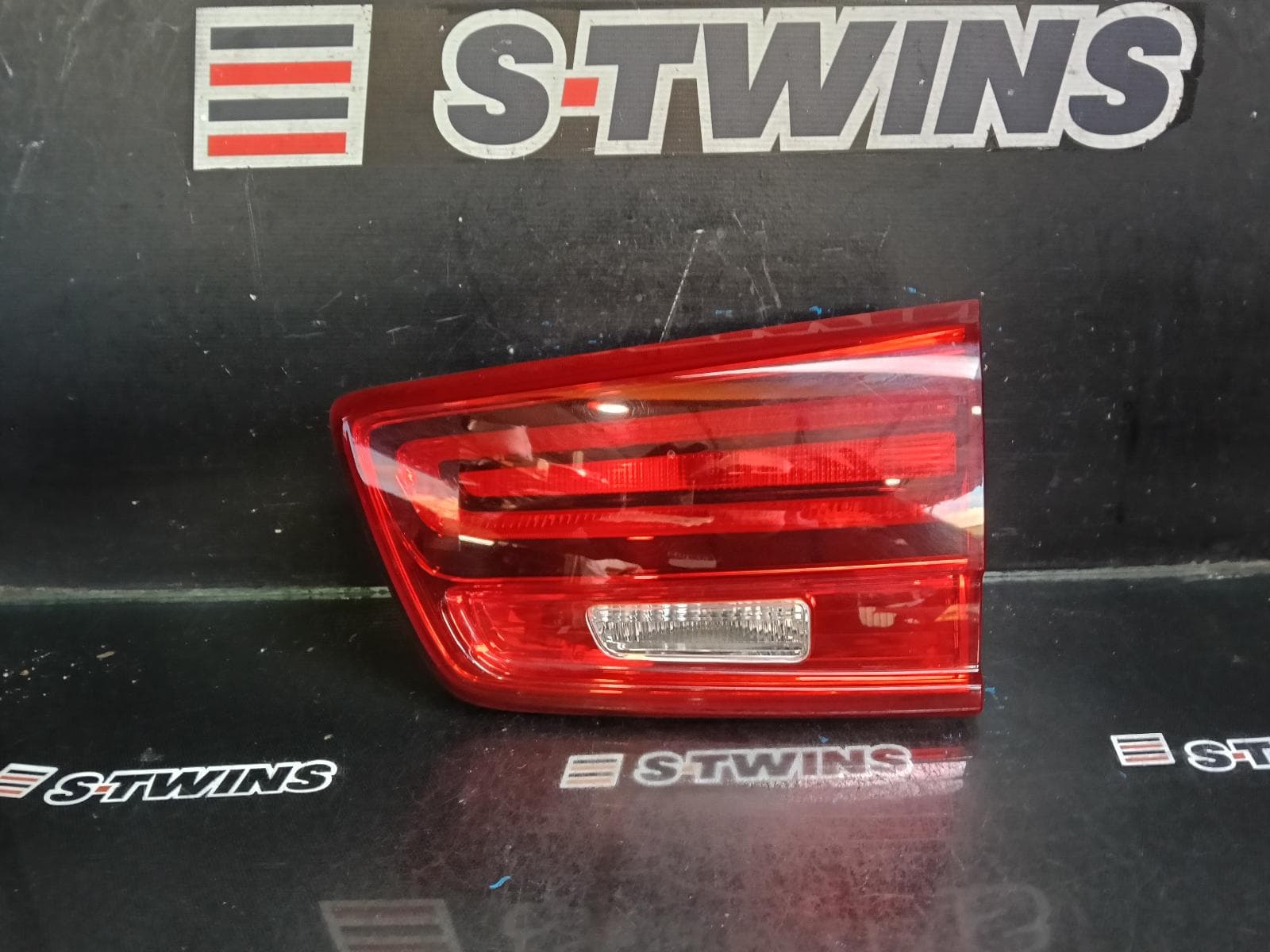 Used auto part listing image: 2018 KIA CARNIVAL/GRAND CARNIVAL REAR GARNISH TAILGATE LAMP (RH SIDE), NON LED TYPE, YP, 03/18-10/20 0000400607