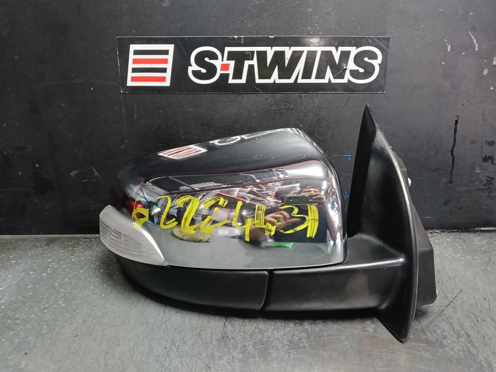 Used auto part listing image: 2020 FORD RANGER RIGHT DOOR MIRROR XLT, CHROME, POWER FOLD, W/ INDICATOR & HEATED TYPE, PX SERIES 2-3, 06/15-04/22 0000421862