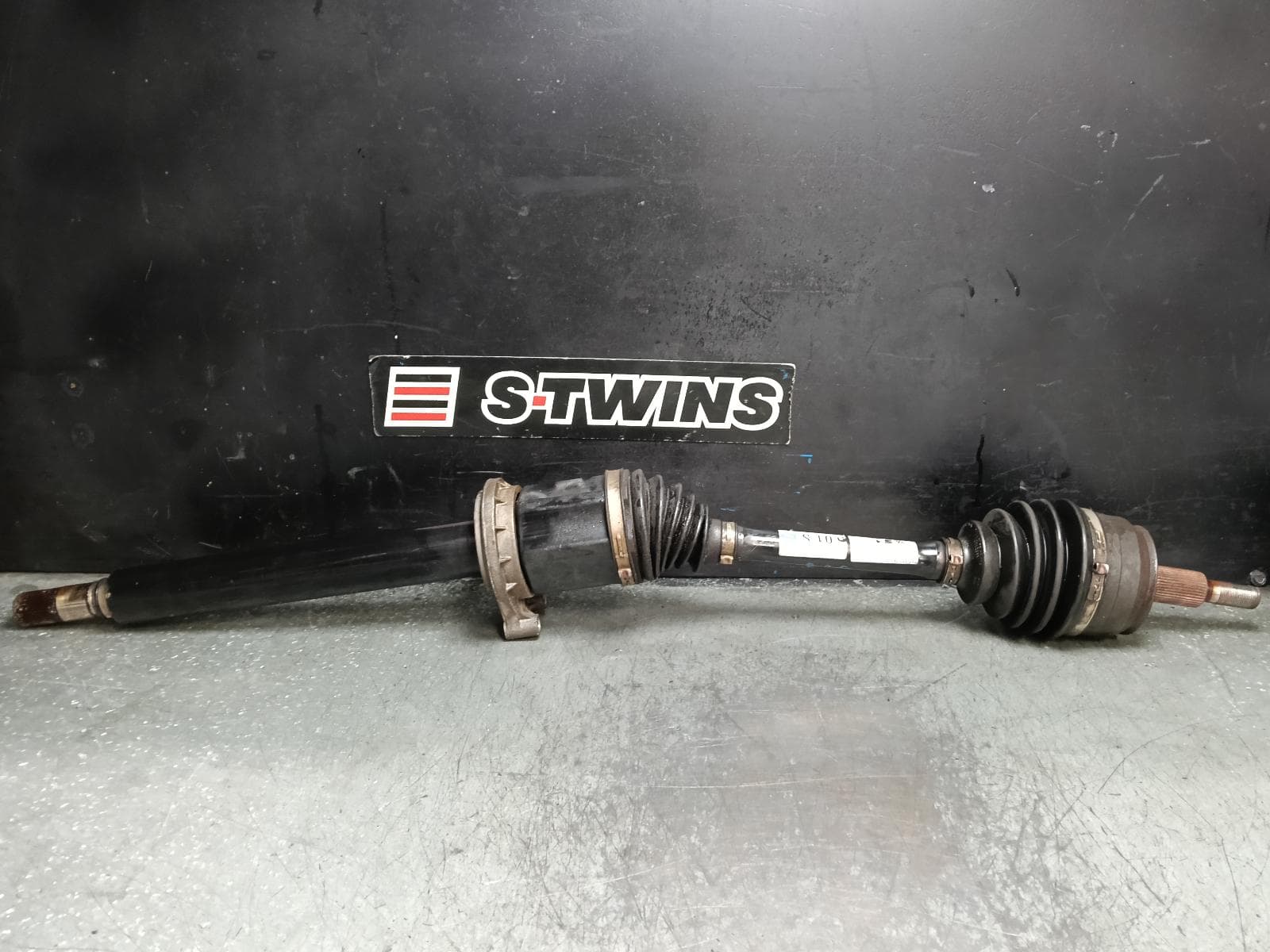 Used auto part listing image: 2017 VOLKSWAGEN TRANSPORTER RIGHT DRIVESHAFT FRONT, FWD, CARAVELLE/MULTIVAN, T6, 07/15-12/23 0000420121
