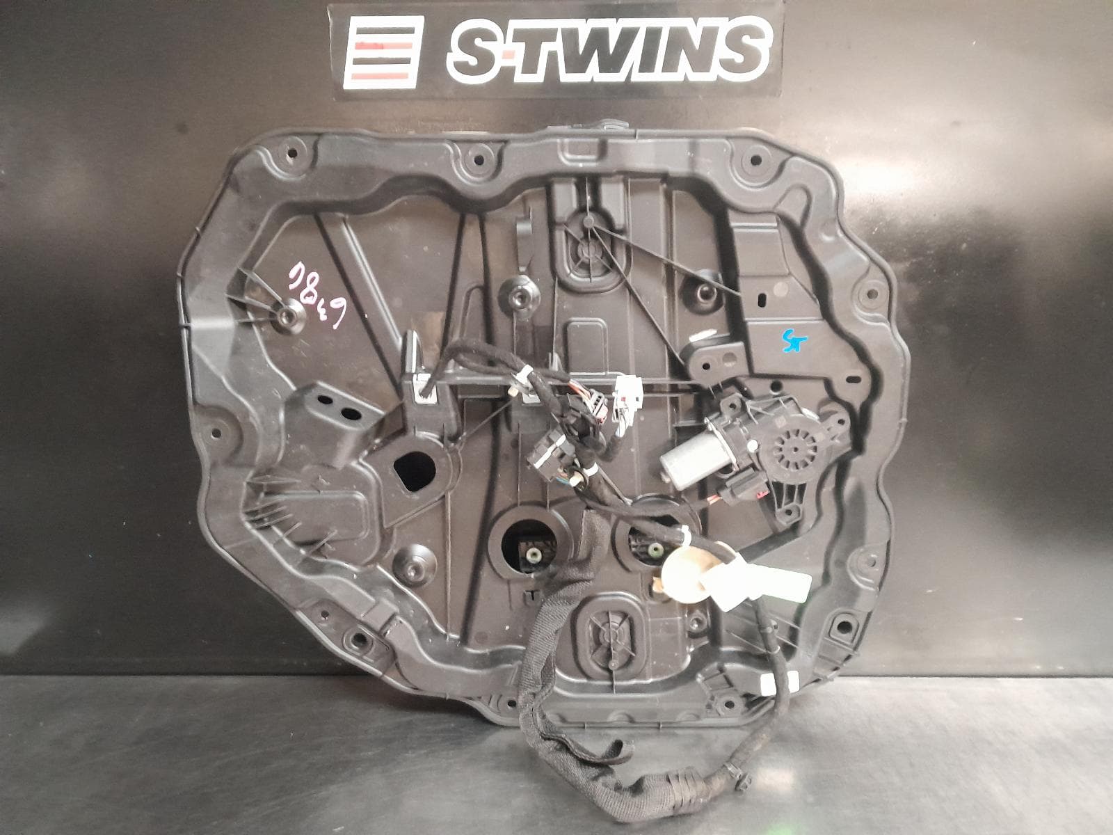 Used auto part listing image: 2020 JEEP WRANGLER LEFT FRONT WINDOW REG MOTOR JL, 08/18- 0000279699
