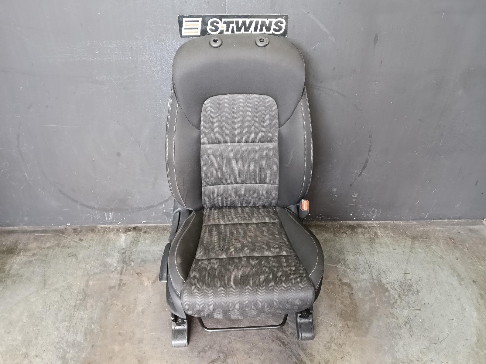 Used auto part listing image: 2020 KIA SPORTAGE FRONT SEAT RH FRONT, QL, CLOTH, S/Si/SX, 10/15-08/21