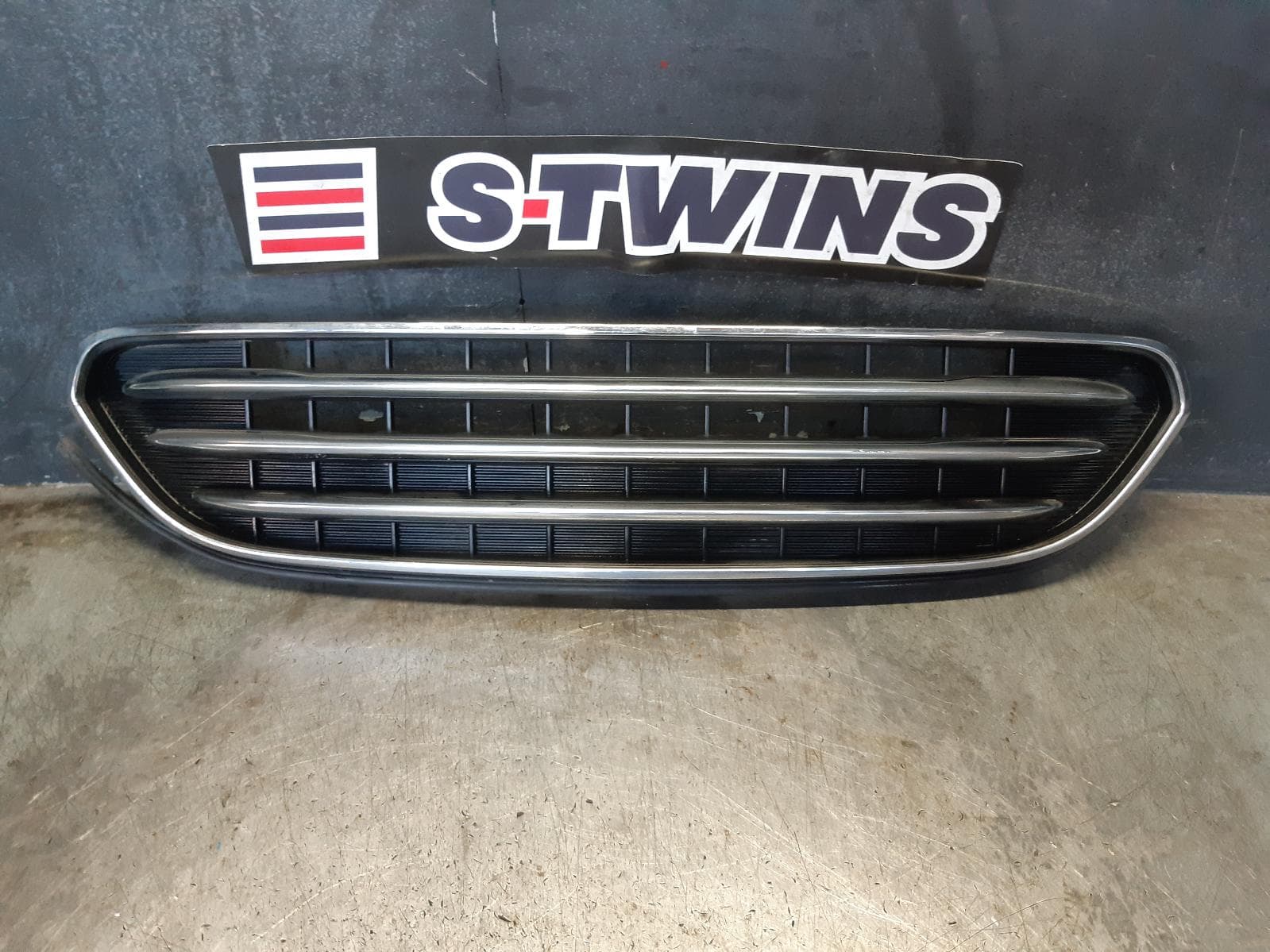 Used auto part listing image: 2017 MINI COUNTRYMAN GRILLE RADIATOR GRILLE, COOPER/COOPER D, CHROME, BAR TYPE, F60, 03/17-09/20 0000279998