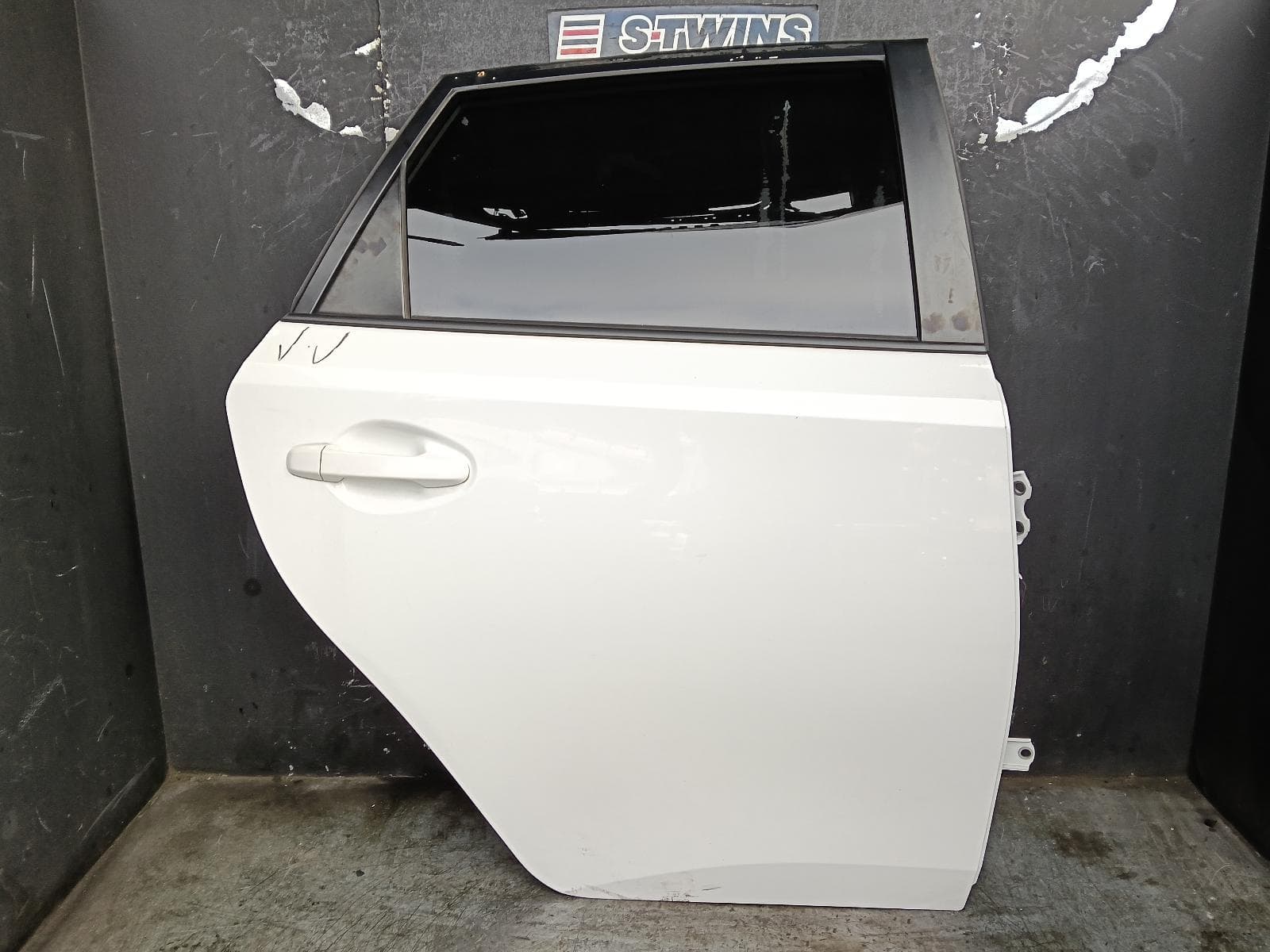 Used auto part listing image: 2015 TOYOTA COROLLA RIGHT REAR DOOR SLIDING ZRE182R/ZWE186R, HATCH, 08/12-06/18 0000411844