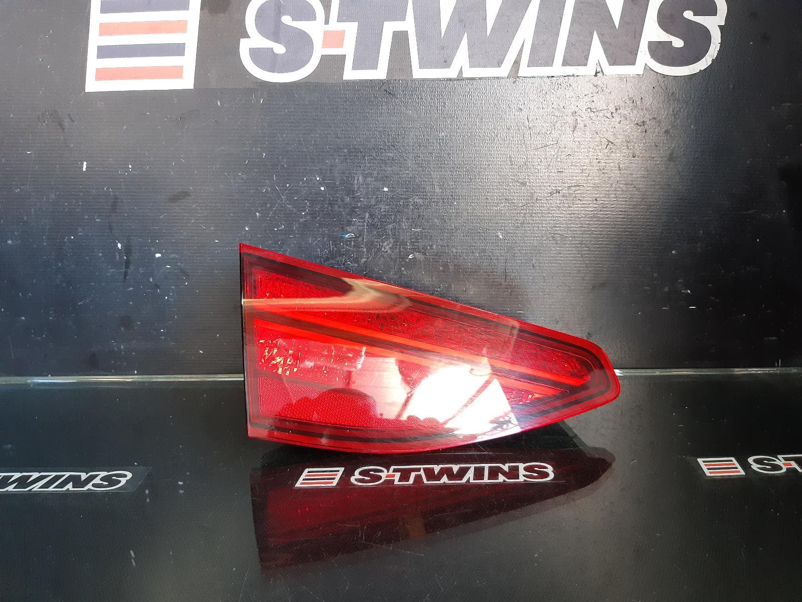 Used auto part listing image: 2019 KIA CERATO REAR GARNISH TAILGATE LAMP (LH SIDE), BD, HATCH, NON LED TYPE, 09/18- 0000189365