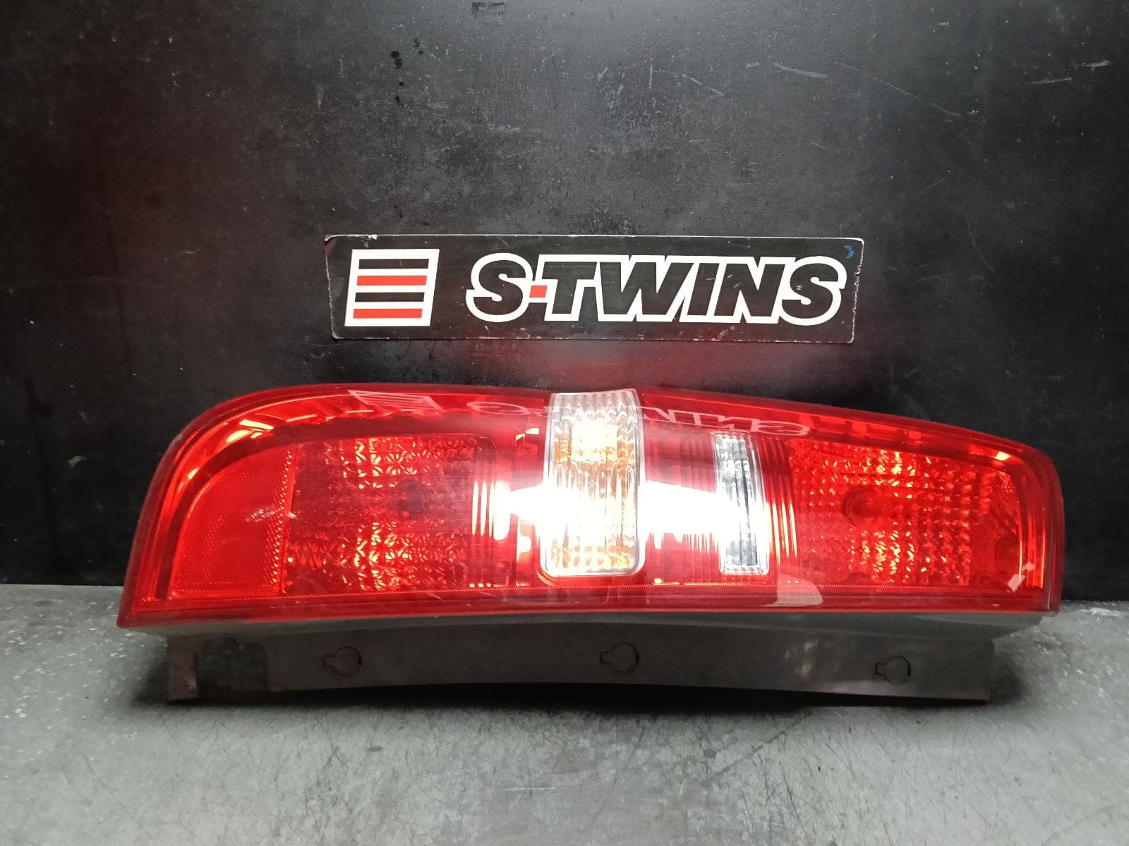 Used auto part listing image: 2016 HYUNDAI ILOAD/IMAX LEFT TAILLIGHT TAILGATE TYPE, TQ, 11/07-ILOAD/IMAX, TQ, 11/07-03/21 0000410683