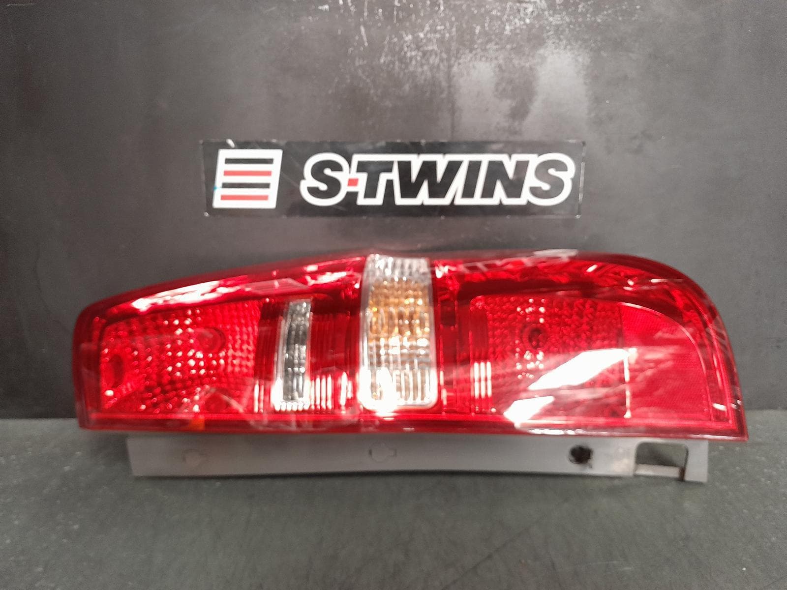 Used auto part listing image: 2016 HYUNDAI ILOAD/IMAX RIGHT TAILLIGHT TAILGATE TYPE, TQ, 11/07-ILOAD/IMAX, TQ, 11/07-03/21 0000362157