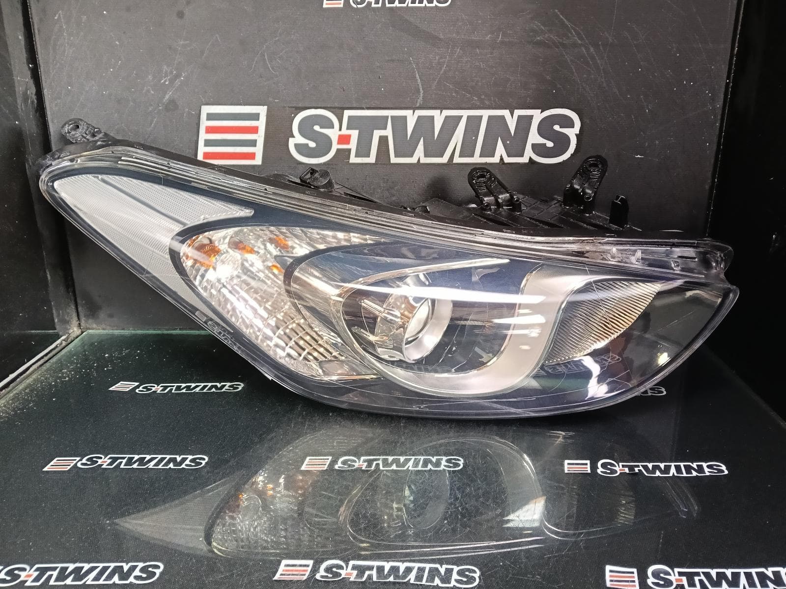 Used auto part listing image: 2016 HYUNDAI I30 RIGHT HEADLAMP GD, 5DR HATCH, HALOGEN TYPE, 03/12-02/17 0000401179