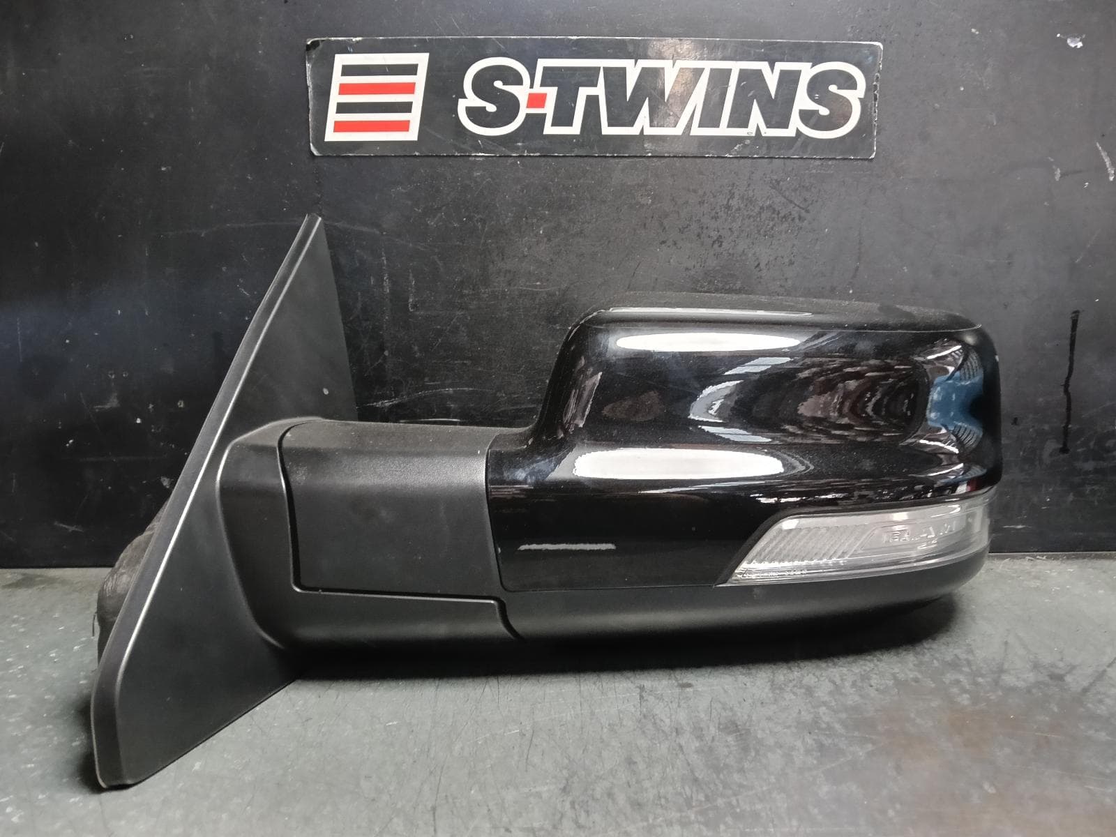 Used auto part listing image: 2022 RAM 1500 LEFT DOOR MIRROR DT, W/ POWER FOLD, INDICATOR, MEMORY, HEATED, CAMERA, BLIND SPOT TYPE, HIGH GLOSS BLACK, 10/20- 0000422744