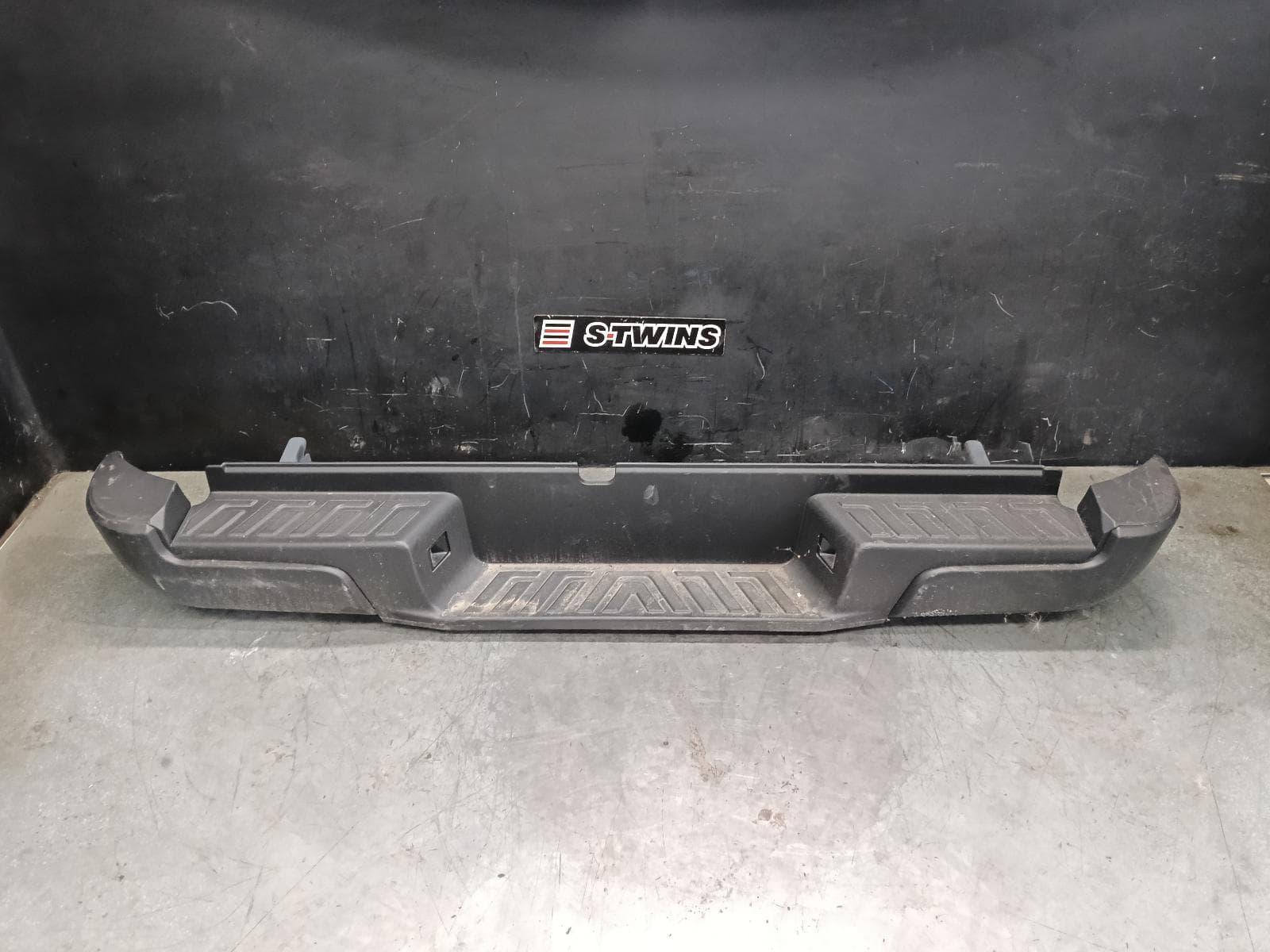 Used auto part listing image: 2023 NISSAN NAVARA REAR BUMPER NP300, BUMPER BAR, NON PARK SENSOR TYPE, BLACK, 12/20- 0000392492