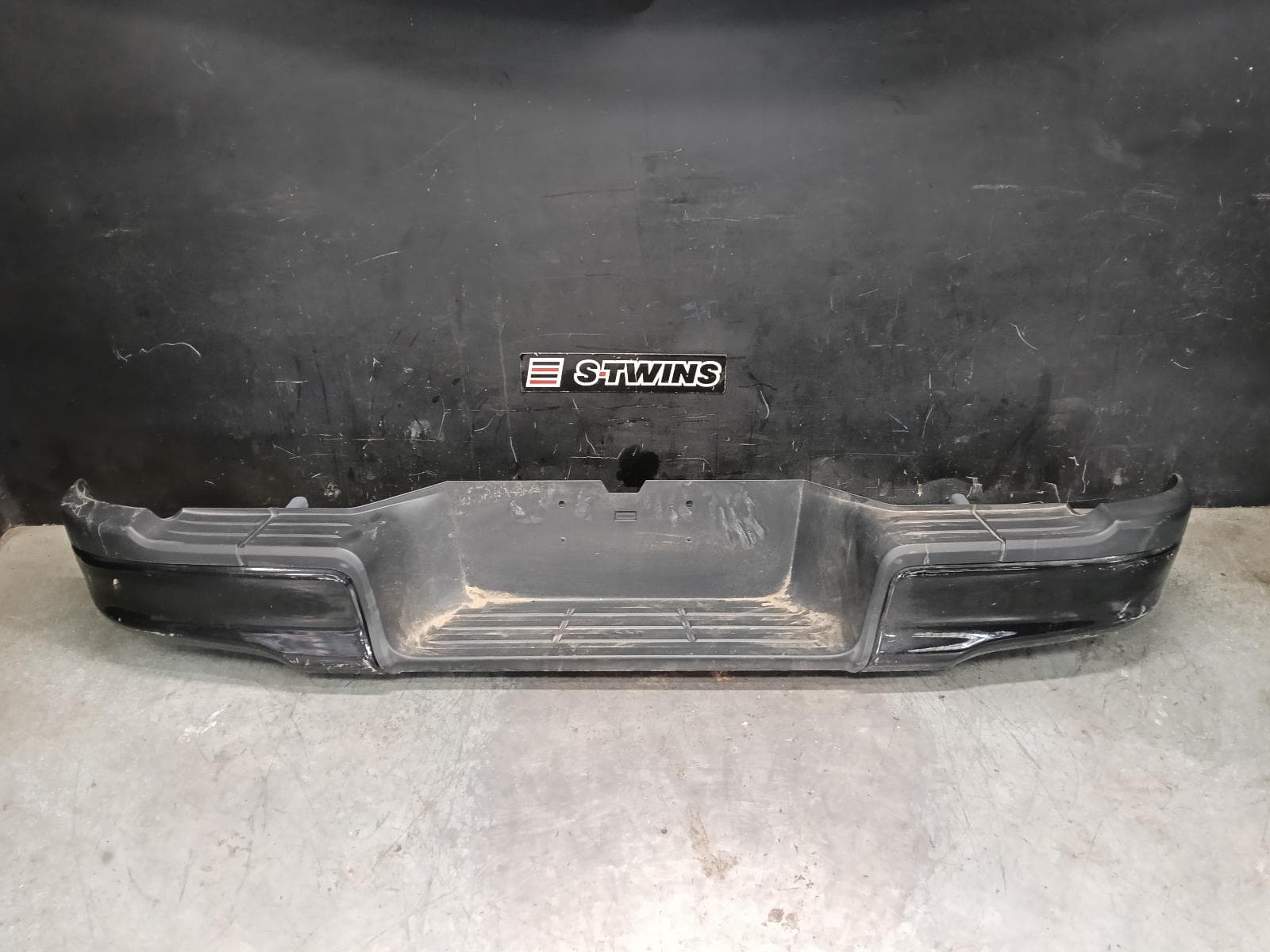 Used auto part listing image: 2023 NISSAN NAVARA REAR BUMPER NP300, BUMPER BAR, NON PARK SENSOR TYPE, BLACK, 12/20-01/26 0000428132