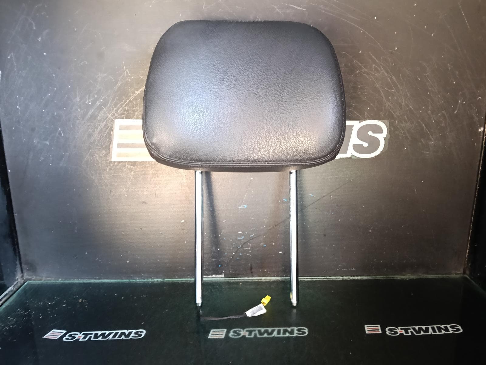 Used auto part listing image: 2012 JEEP GRANDCHEROKEE HEADREST RH FRONT, LEATHER, BLACK, WK, 10/10-02/22 0000406051