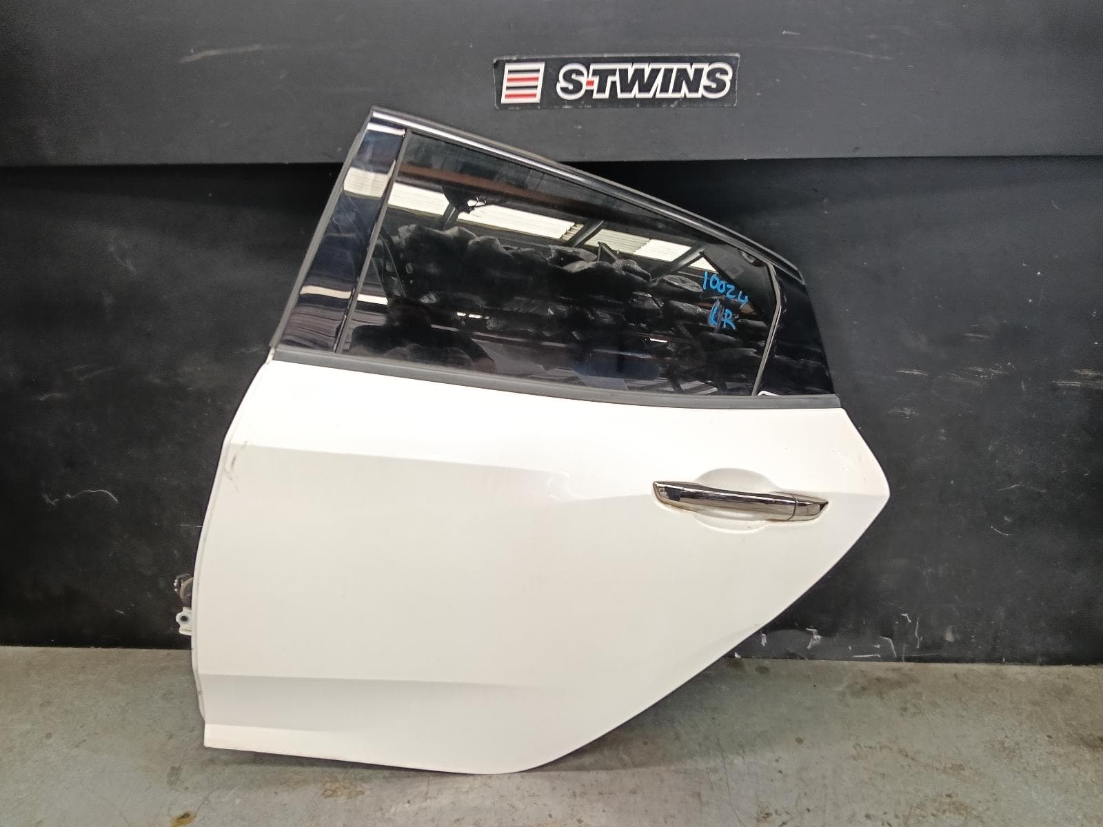 Used auto part listing image: 2017 HONDA CIVIC LEFT REAR DOOR SLIDING 10TH GEN, HATCH, VTi/VTi-S/VTi-L/RS/VTi-LX, 02/17-08/21 0000428162
