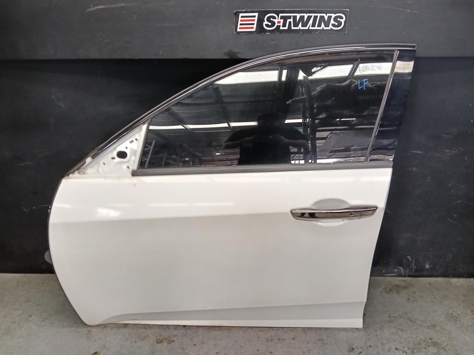 Used auto part listing image: 2017 HONDA CIVIC LEFT FRONT DOOR 10TH GEN, SEDAN/HATCH, VTi/VTi-S/VTi-L/RS/VTi-LX, 05/16-08/21 0000428163