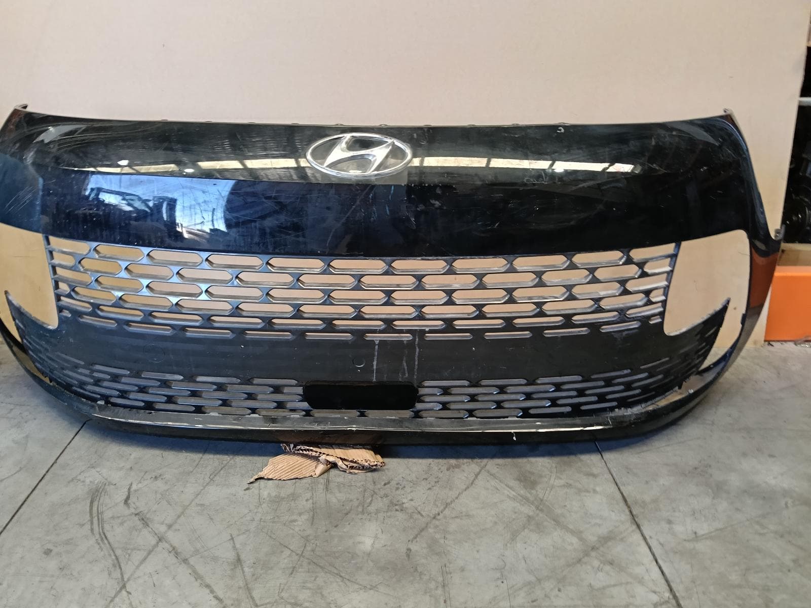 Used auto part listing image: 2021 HYUNDAI STARIA FRONT BUMPER BUMPER BAR, NON CAMERA TYPE, US4, VAN/WAGON, 04/21- 0000370931