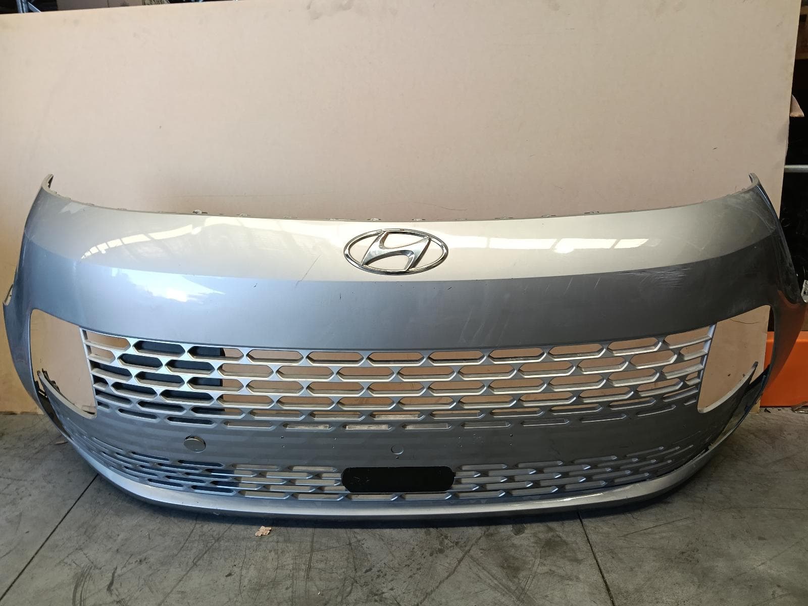 Used auto part listing image: 2021 HYUNDAI STARIA FRONT BUMPER BUMPER BAR, NON CAMERA TYPE, US4, VAN/WAGON, 04/21- 0000370932