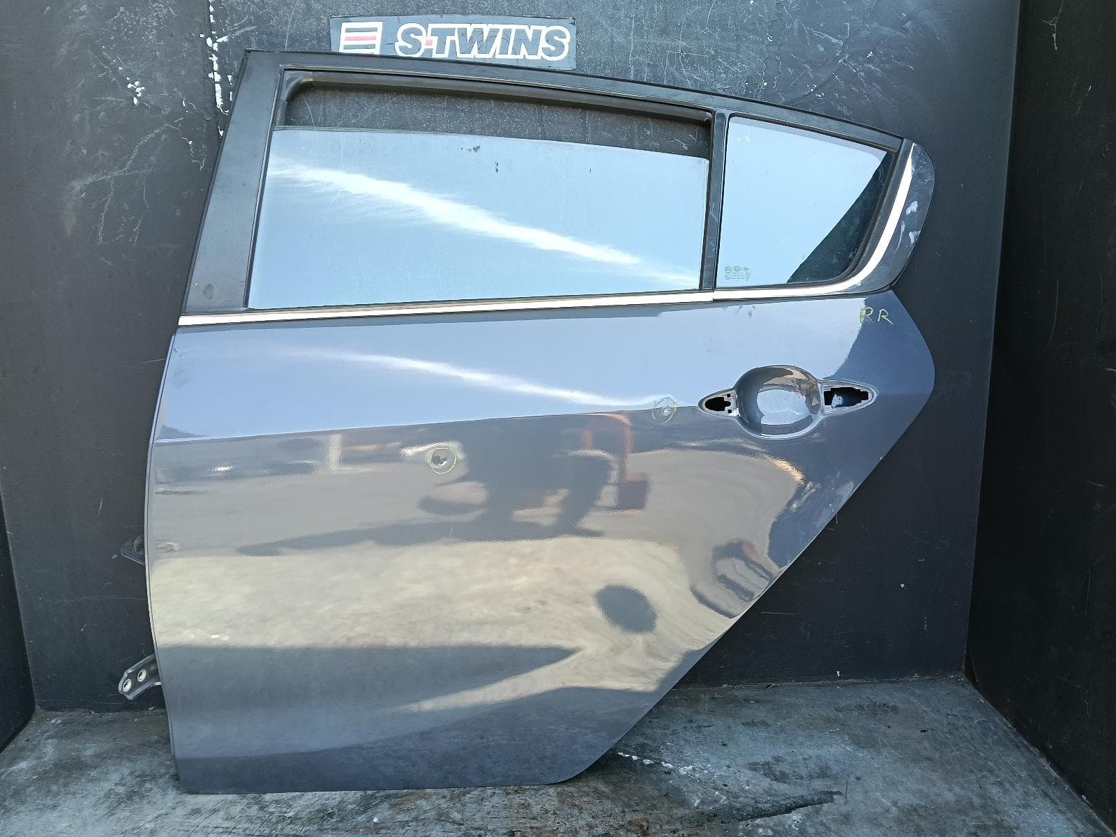 Used auto part listing image: 2017 KIA CERATO LEFT REAR DOOR SLIDING YD, HATCH, 04/13-05/18