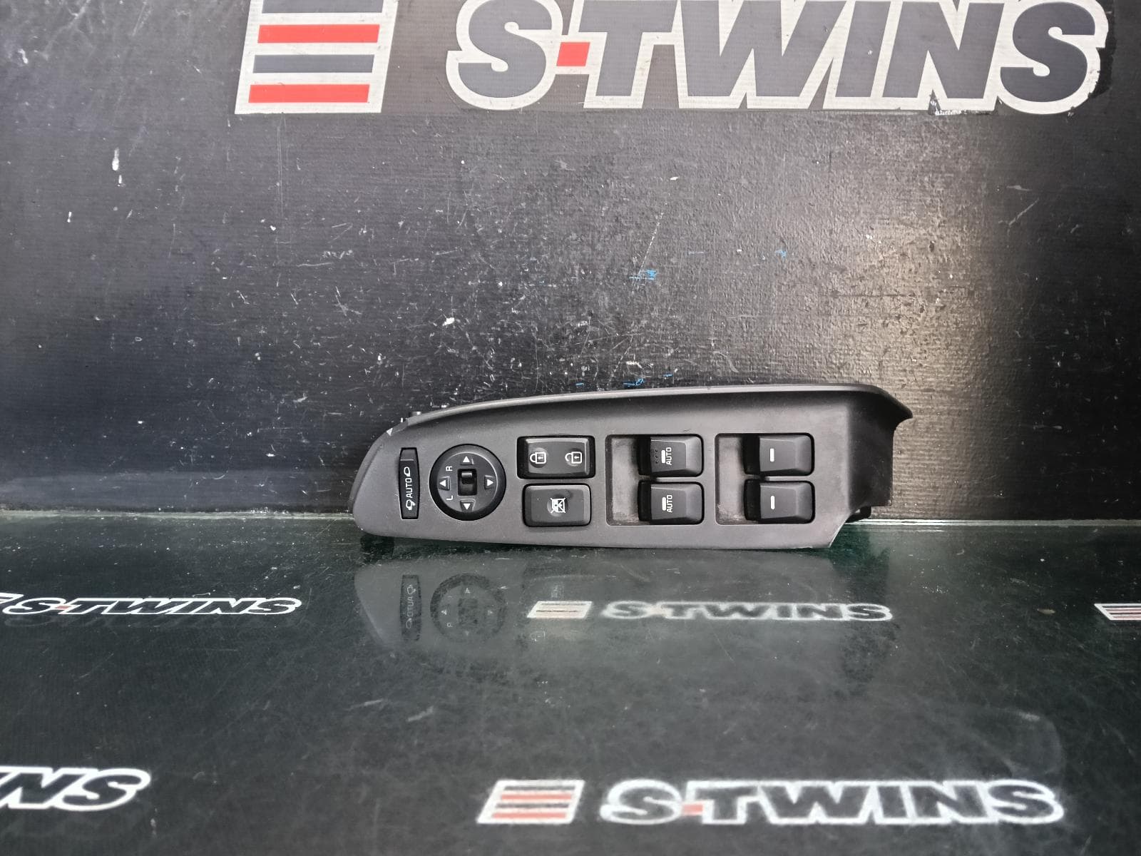Used auto part listing image: 2017 KIA CERATO PWR DR WIND SWITCH RH FRONT (MASTER SWITCH), YD, SEDAN/HATCH, W/ AUTO ON LEFT & RIGHT TYPE, 04/13-05/18