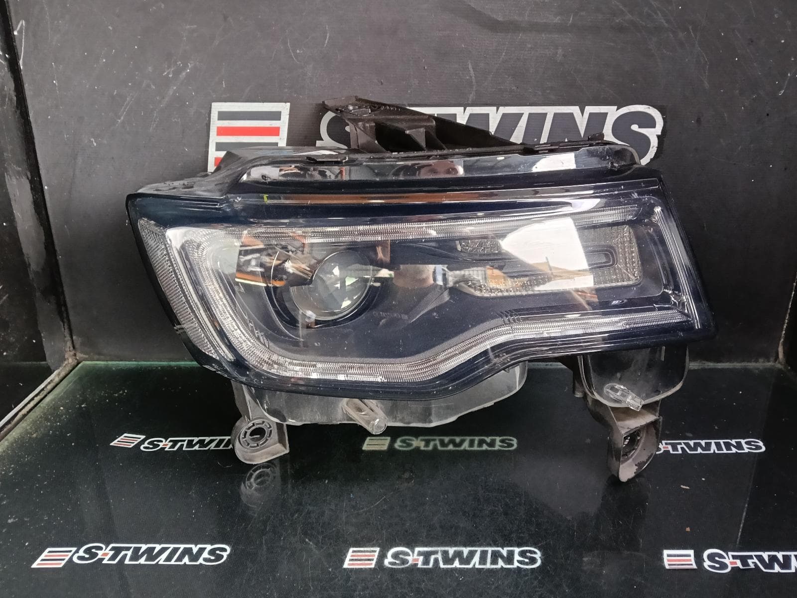 Used auto part listing image: 2018 JEEP GRANDCHEROKEE RIGHT HEADLAMP WK, LAREDO/LIMITED/OVERLAND/TRAILHAWK/25TH ANNIV/BLACKHAWK, XENON, NON ADAPTIVE TYPE, 09/16-02/22