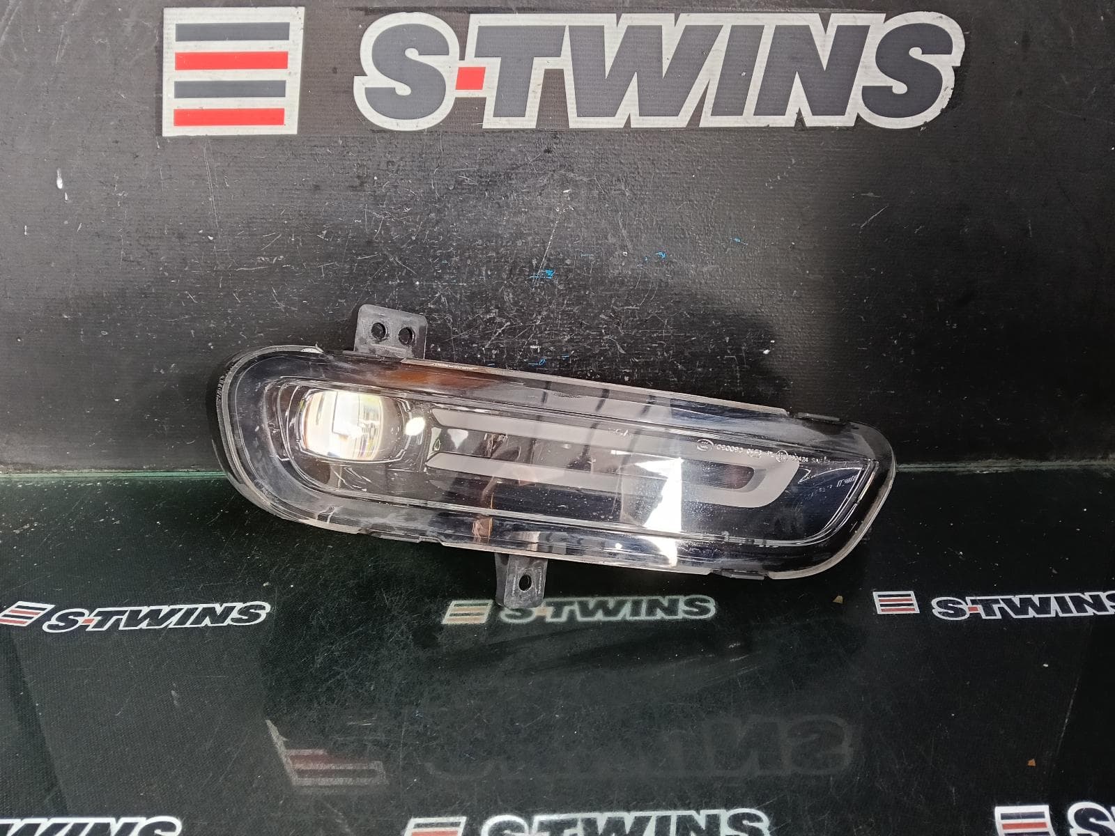 Used auto part listing image: 2018 JEEP GRANDCHEROKEE RIGHT INDICATOR FOG SIDE BUMPER FOGLAMP, LED TYPE, SRT, WK, 09/16-02/22
