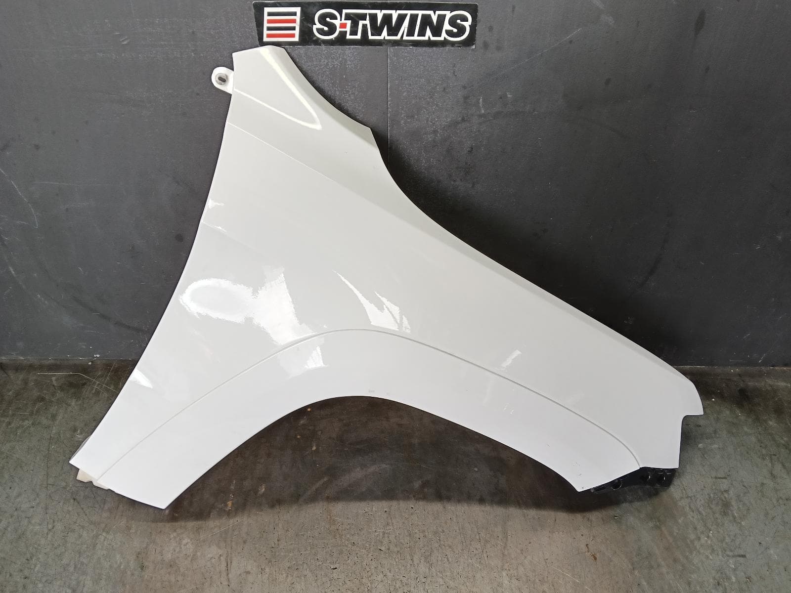 Used auto part listing image: 2018 JEEP GRANDCHEROKEE RIGHT GUARD WK, PAINTED FLARE, 04/13-02/22