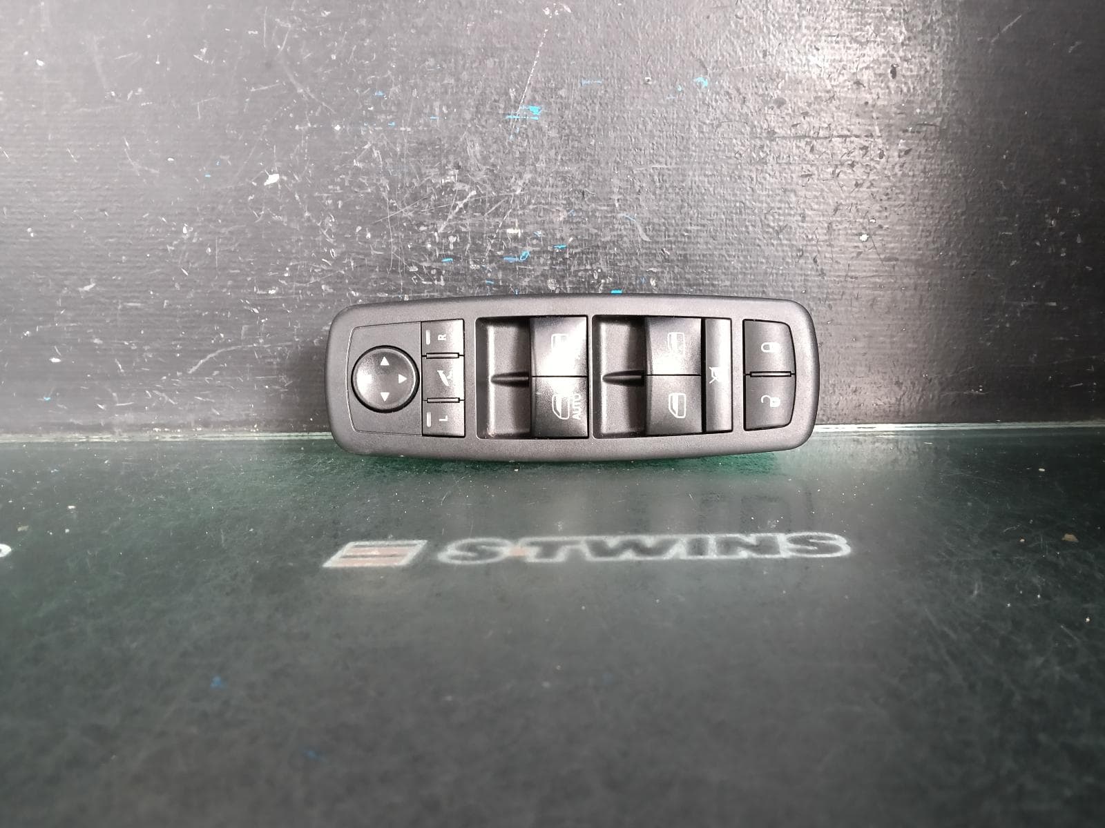 Used auto part listing image: 2018 JEEP GRANDCHEROKEE PWR DR WIND SWITCH RH FRONT (MASTER SWITCH), WK, 10/10-02/22