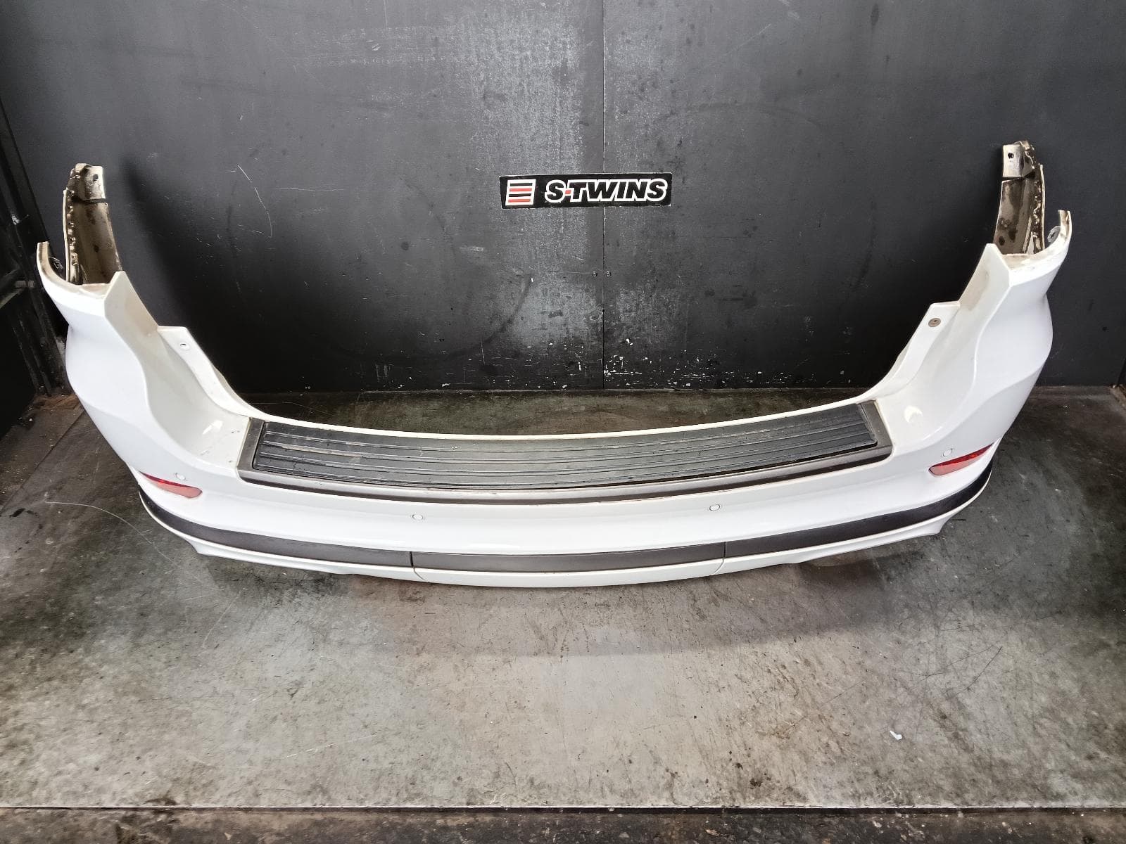 Used auto part listing image: 2018 JEEP GRANDCHEROKEE REAR BUMPER BUMPER BAR, W/ PARK SENSOR TYPE, WK, OVERLAND, 04/13-08/21
