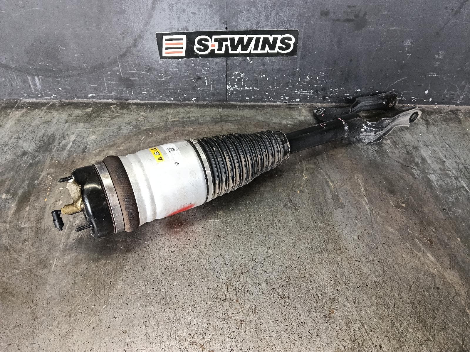Used auto part listing image: 2018 JEEP GRANDCHEROKEE LEFT FRONT STRUT WK, AIR ADJUSTABLE TYPE, 09/16-02/22