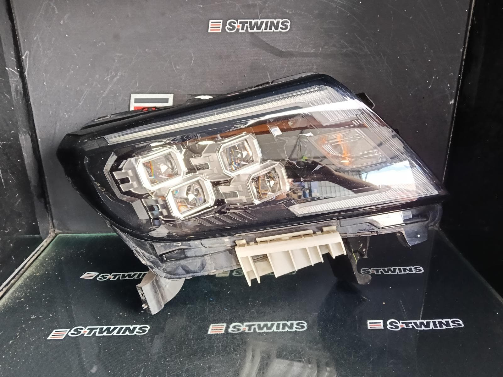 Used auto part listing image: 2024 NISSAN NAVARA RIGHT HEADLAMP NP300, W/ LED TYPE, 12/20-01/26