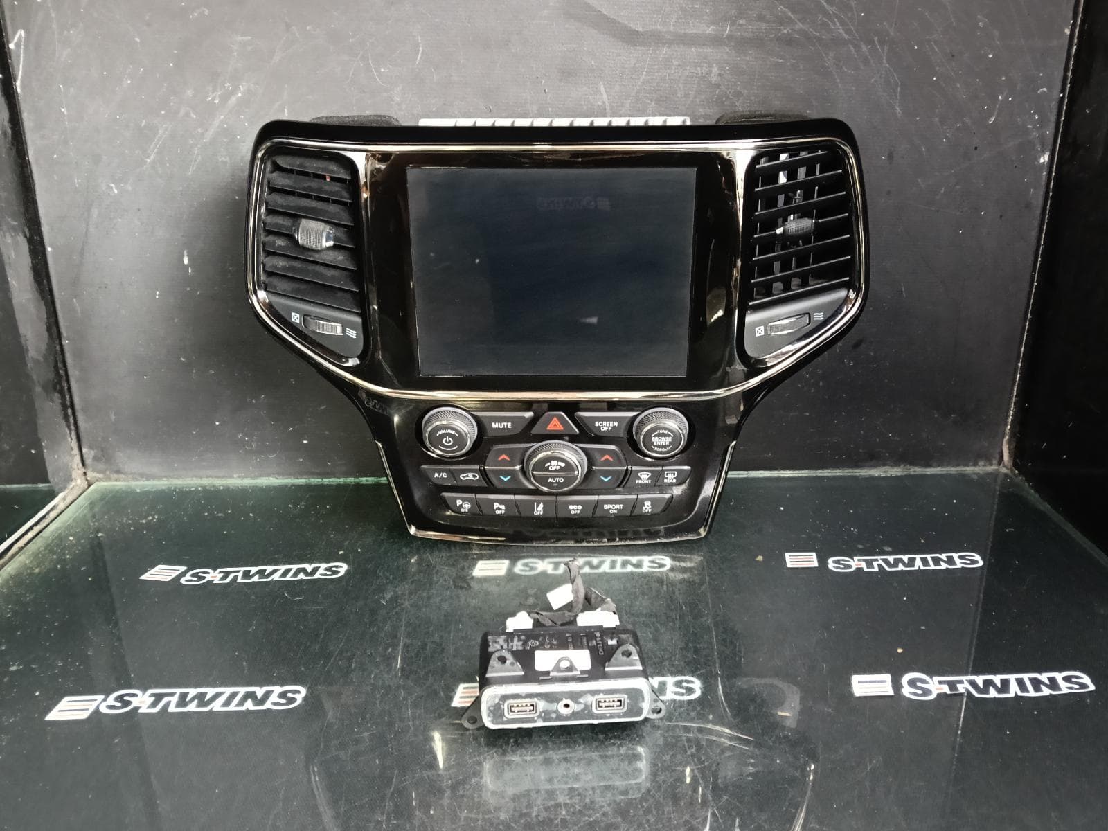Used auto part listing image: 2018 JEEP GRANDCHEROKEE DISPLAY/CONTROL UNIT ASSY, UCONNECT 8.4IN, SAT NAV TYPE, WK, 10/16-02/22