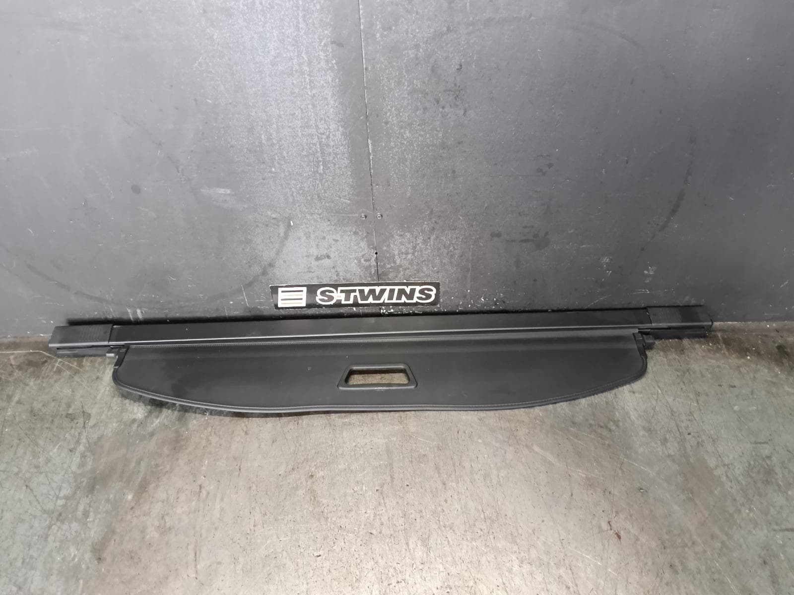 Used auto part listing image: 2018 JEEP GRANDCHEROKEE PARCEL SHELF CARGO BLIND WK, CARGO BLIND, BLACK, 10/10-02/22