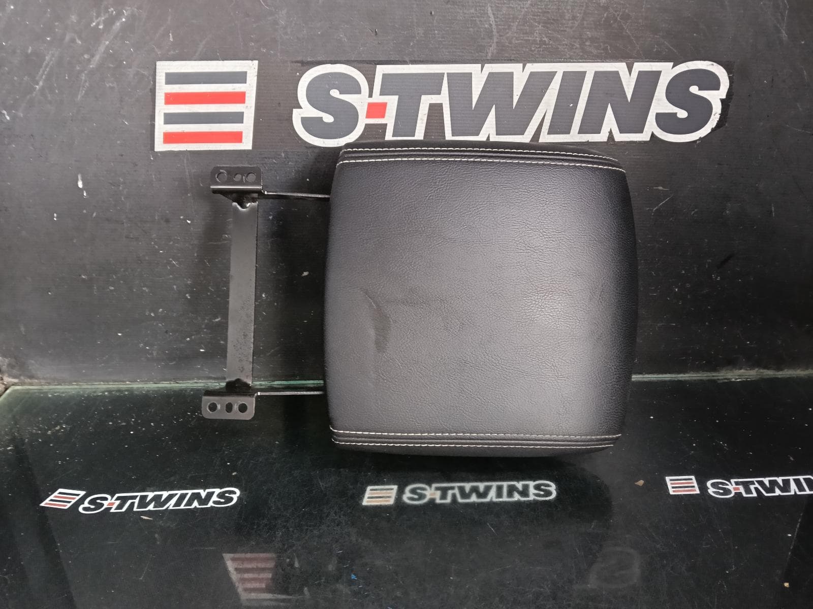 Used auto part listing image: 2024 NISSAN NAVARA CONSOLE NP300, CENTRE CONSOLE LID ONLY, LEATHER, BLACK, W/ WHITE STITCHING, 04/15-01/26