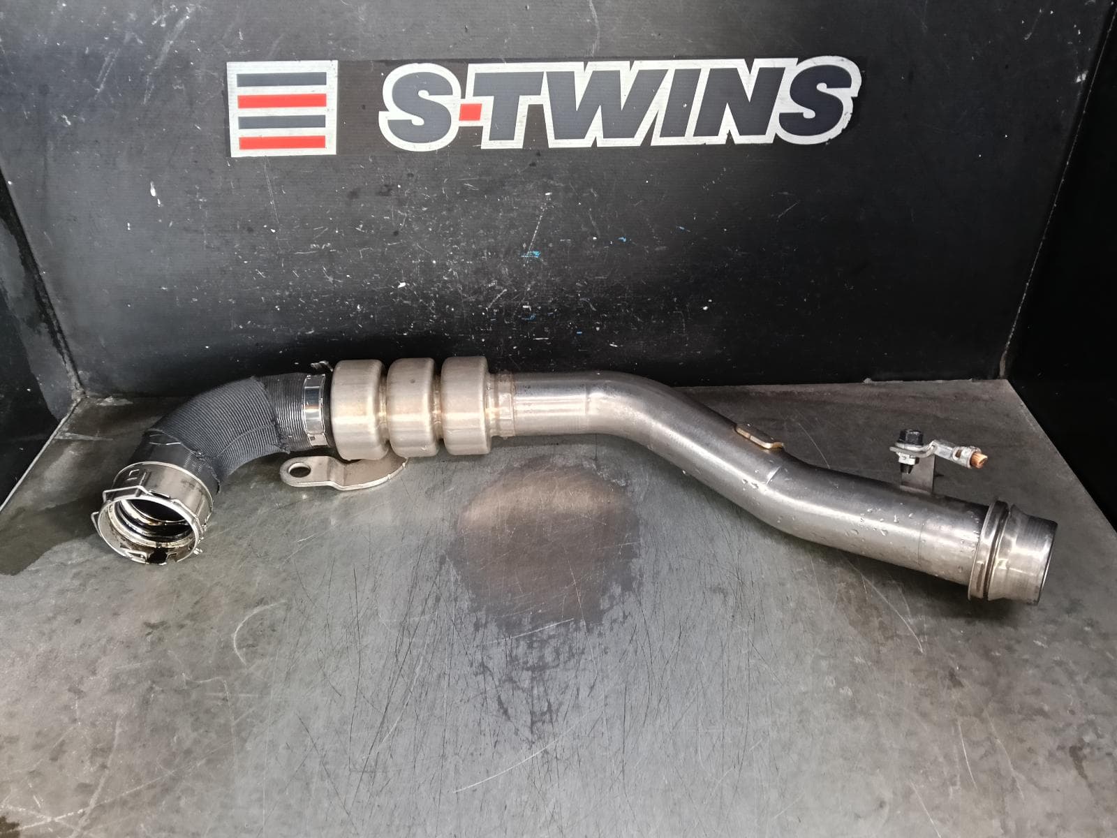 Used auto part listing image: 2024 NISSAN NAVARA INTERCOOLER NP300, UPPER TURBO TO INTERCOOLER PIPE (RH SIDE), DIESEL, 2.3, YS23DDTT (TWIN TURBO), 04/15-01/26