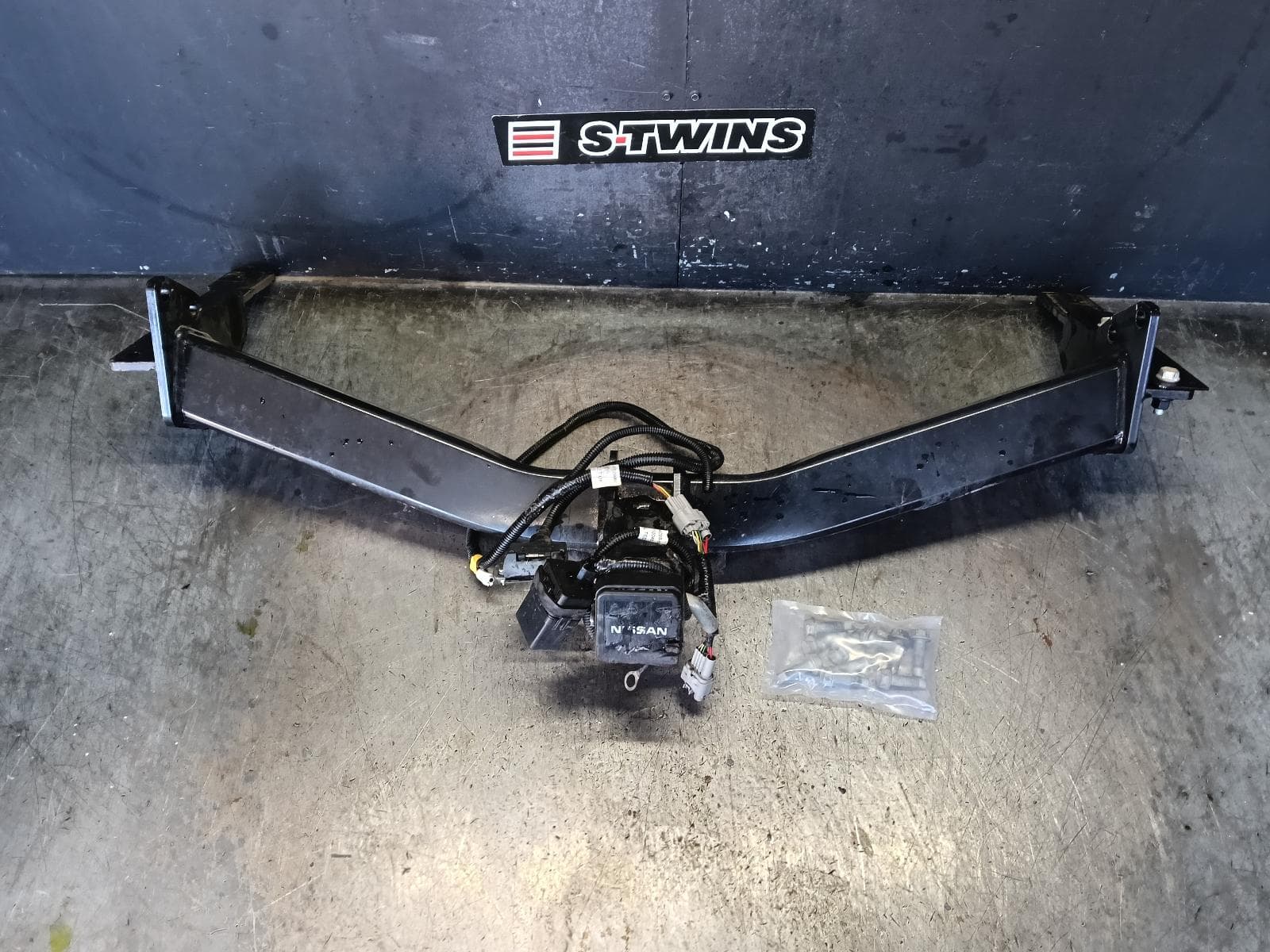 Used auto part listing image: 2024 NISSAN NAVARA TOWBAR NP300, GENUINE, UTE, 12/20-01/26
