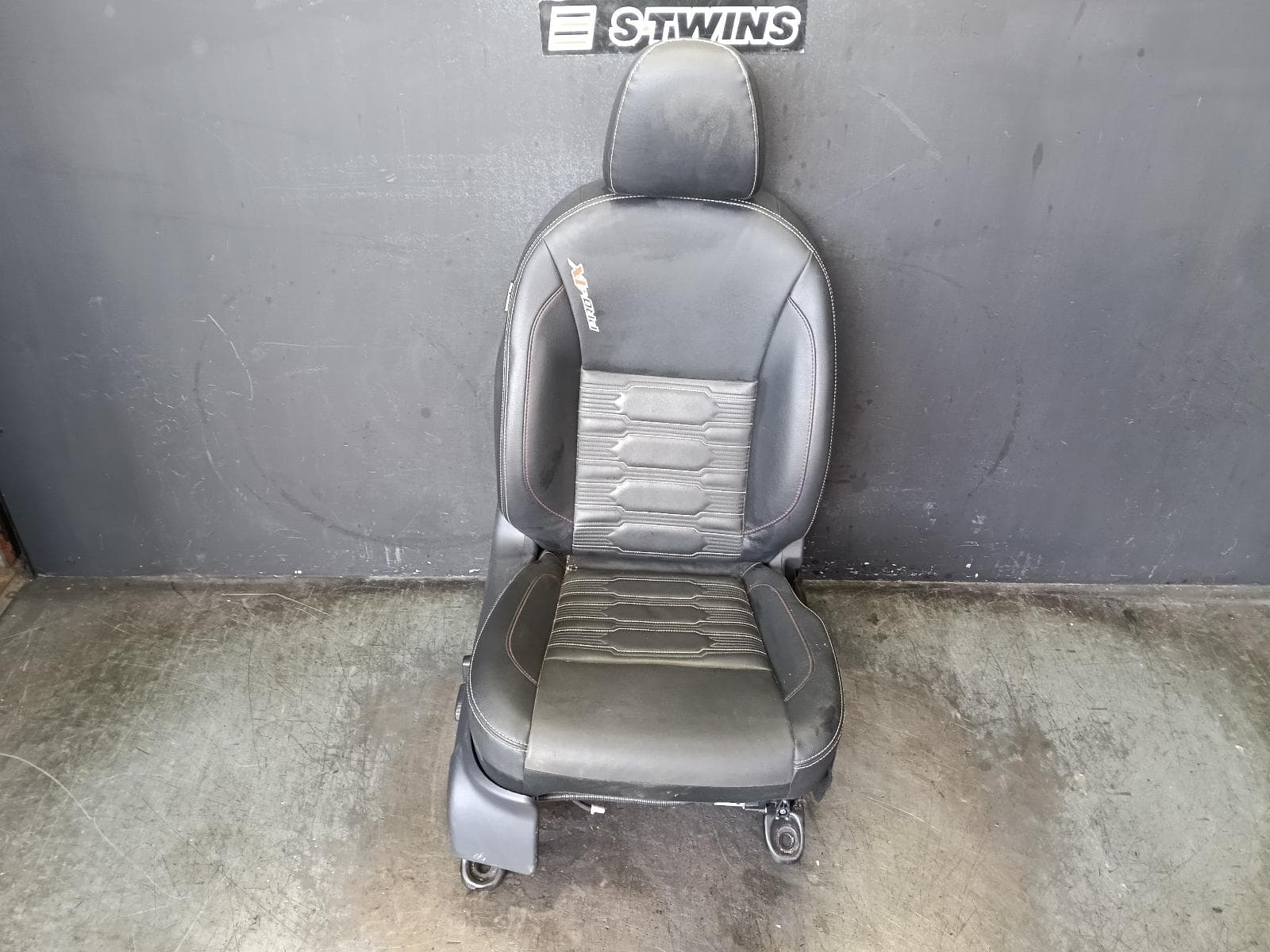 Used auto part listing image: 2024 NISSAN NAVARA FRONT SEAT NP300, PRO-4X, RH FRONT, LEATHER, BLACK, W/ RED AND WHITE STITCHING, 12/20-01/26