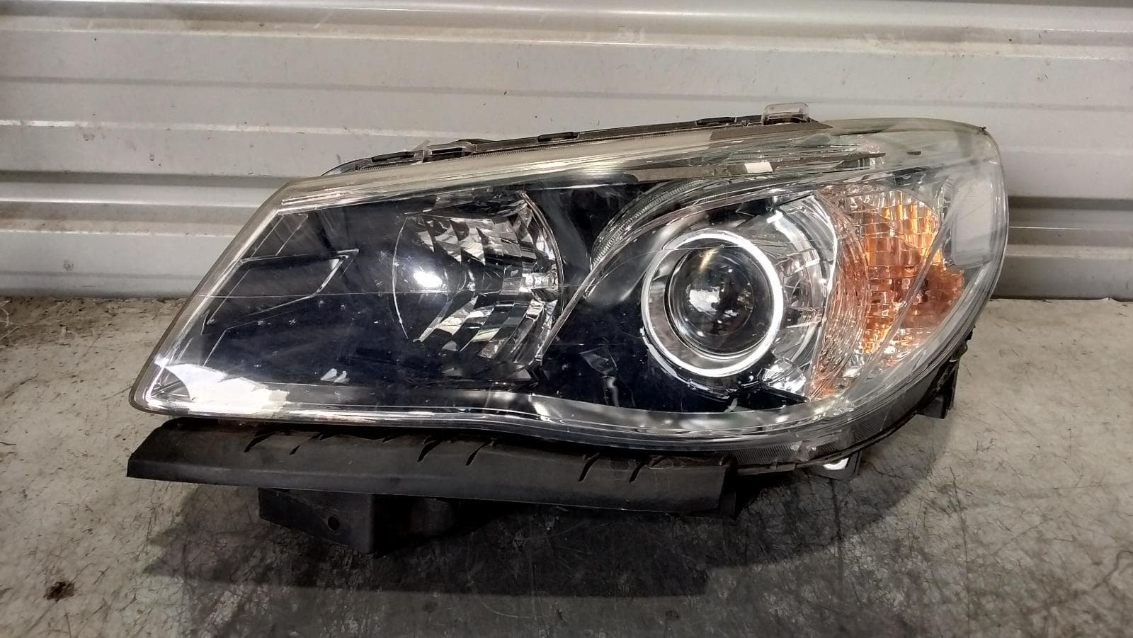 Used auto part listing image: 2016 HOLDEN COMMODORE LEFT HEADLAMP VF, SV6/SS/SS-V/CALAIS-V, BLACK INSERT TYPE, 05/13-12/17 0000426855