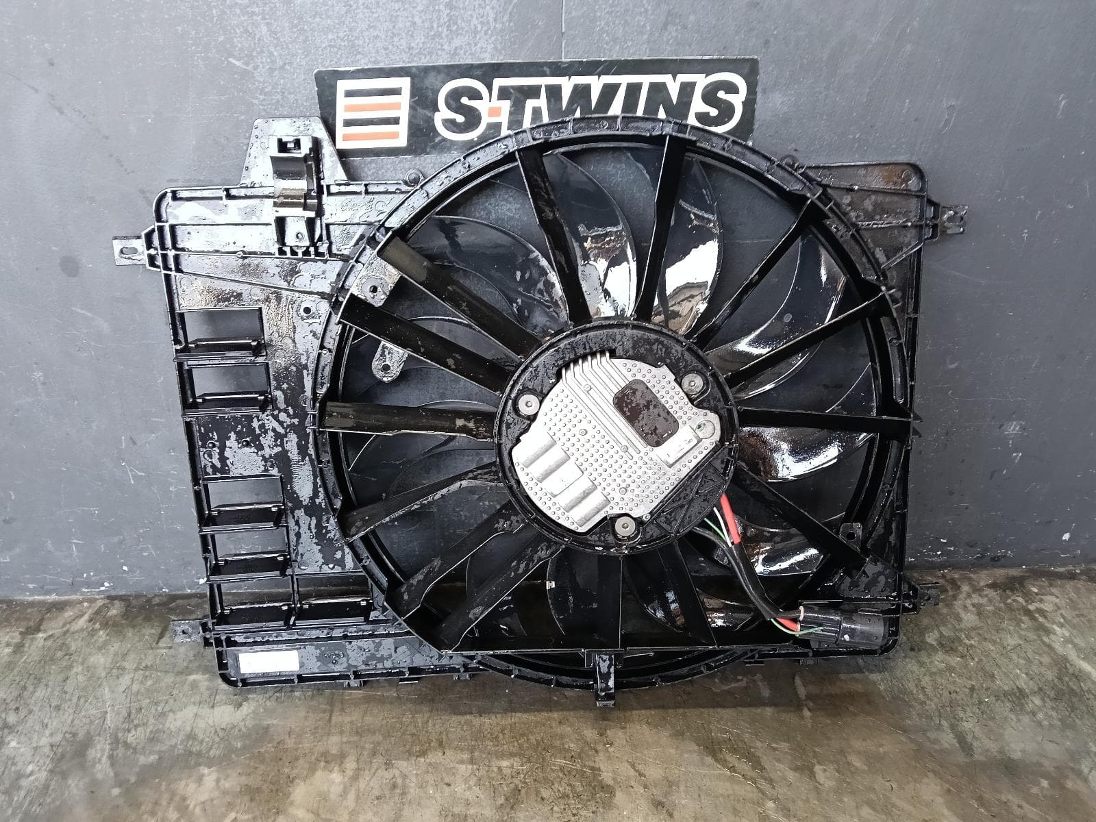 Used auto part listing image: 2018 LAND ROVER DISCOVERY SPORT FAN DUAL FAN ASSY, 2.2, DIESEL, TURBO, L550, 01/15-06/16 0000426314