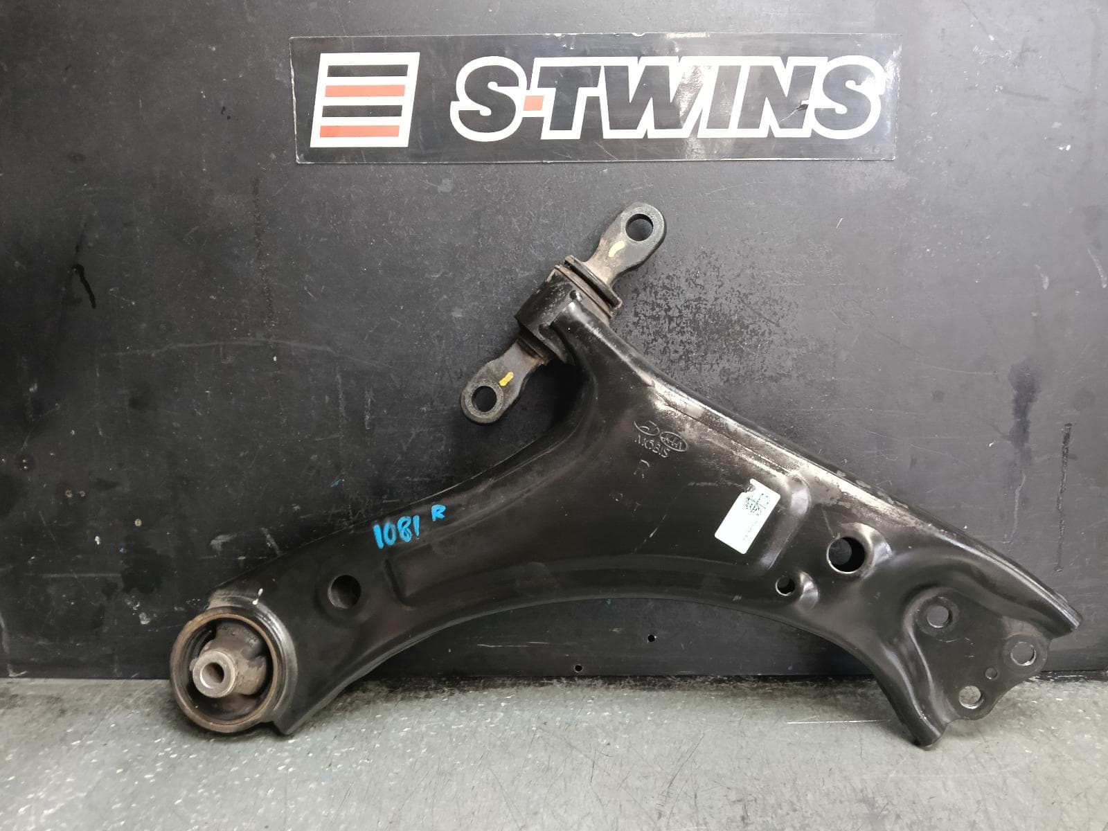 Used auto part listing image: 2023 HYUNDAI SANTA FE RIGHT FRONT LOWER CONTROL ARM TM, 10/20-10/23