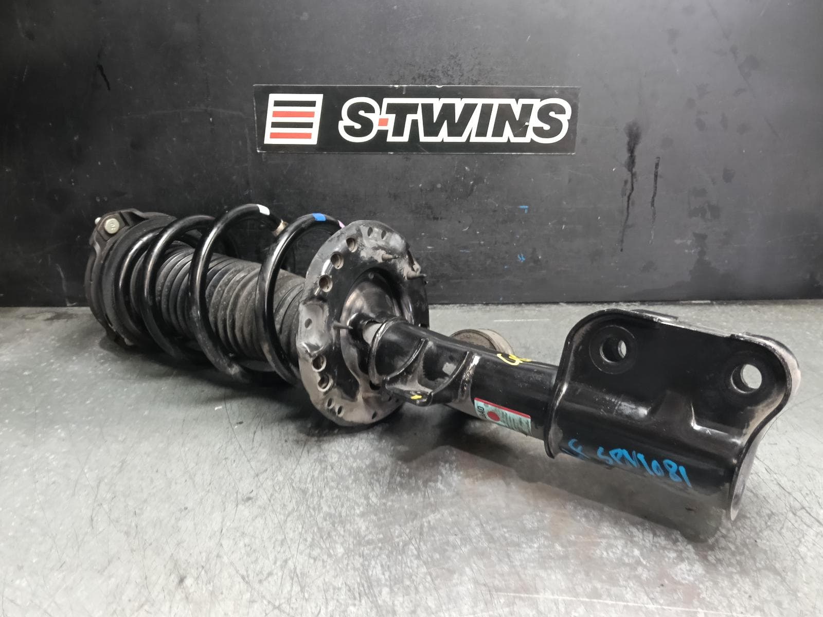 Used auto part listing image: 2023 HYUNDAI SANTA FE LEFT FRONT STRUT DIESEL, 2.2, D4HE, TURBO, TM, 12/20-10/23