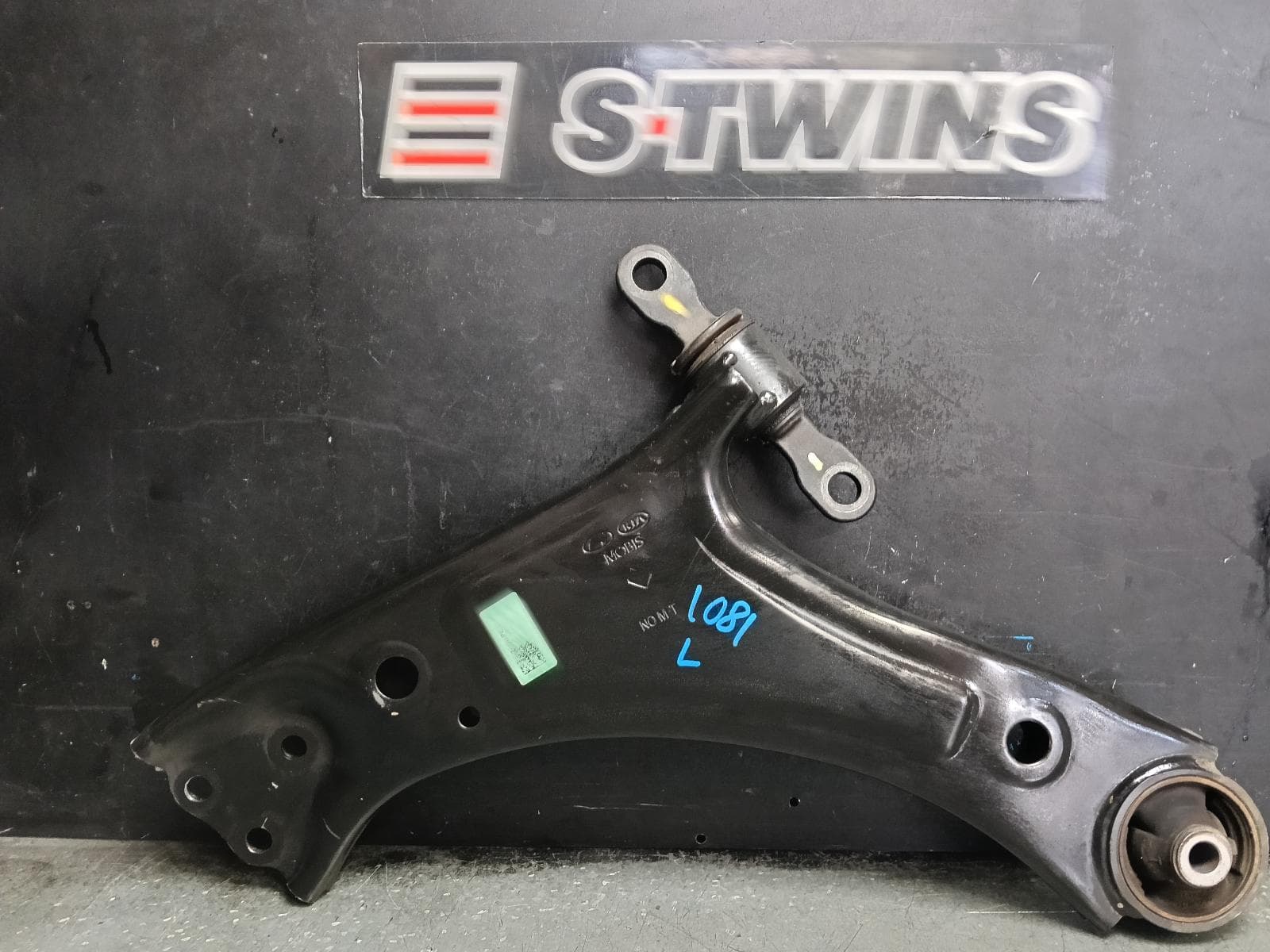 Used auto part listing image: 2023 HYUNDAI SANTA FE LEFT FRONT LOWER CONTROL ARM TM, 10/20-10/23