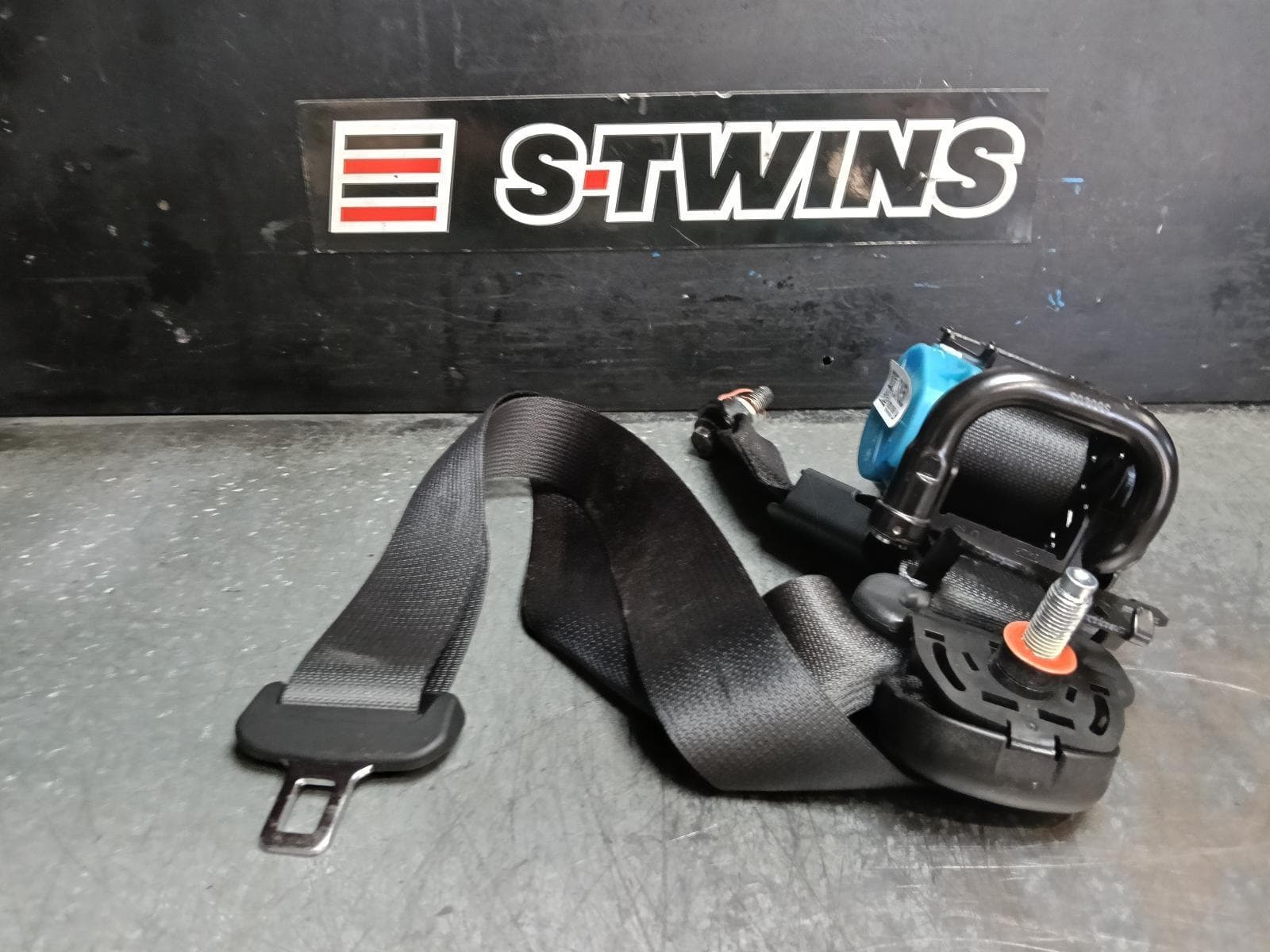 Used auto part listing image: 2023 HYUNDAI SANTA FE SEAT BELT STALK LH REAR 2ND ROW, SEAT BELT ONLY, TM, 03/18-10/23